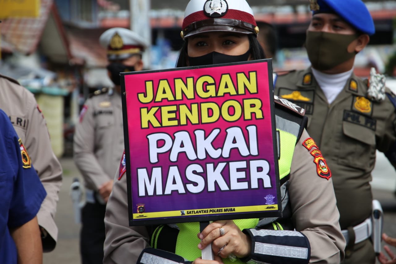 Polwan melakukan sosialisasi kepada masyarakat untuk menerapkan protokol kesehatan pada Februari 2021.