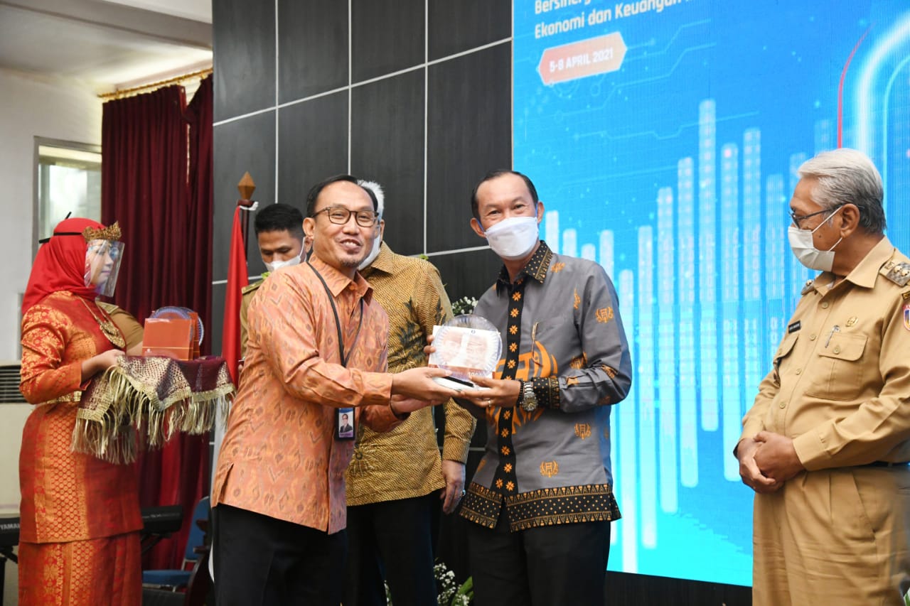 Kepala Perwakilan Bank Indonesia Sumatra Selatan, Hari Widodo menyerahkan penghargaan kepada Pemprov Sumsel karena merchant QRIS naik.
