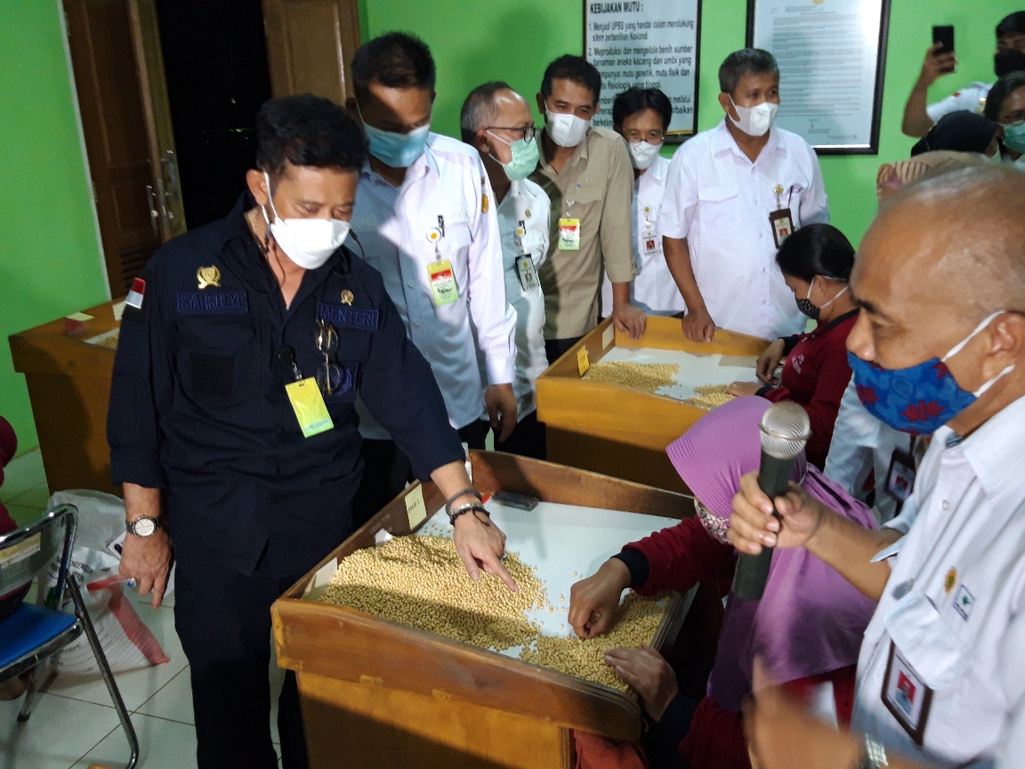 Menteri Pertanian RI Syahrul Yasin Limpo kunjungan kerja di Balitkabi, Malang, Jawa Timur, Rabu (28/4). 