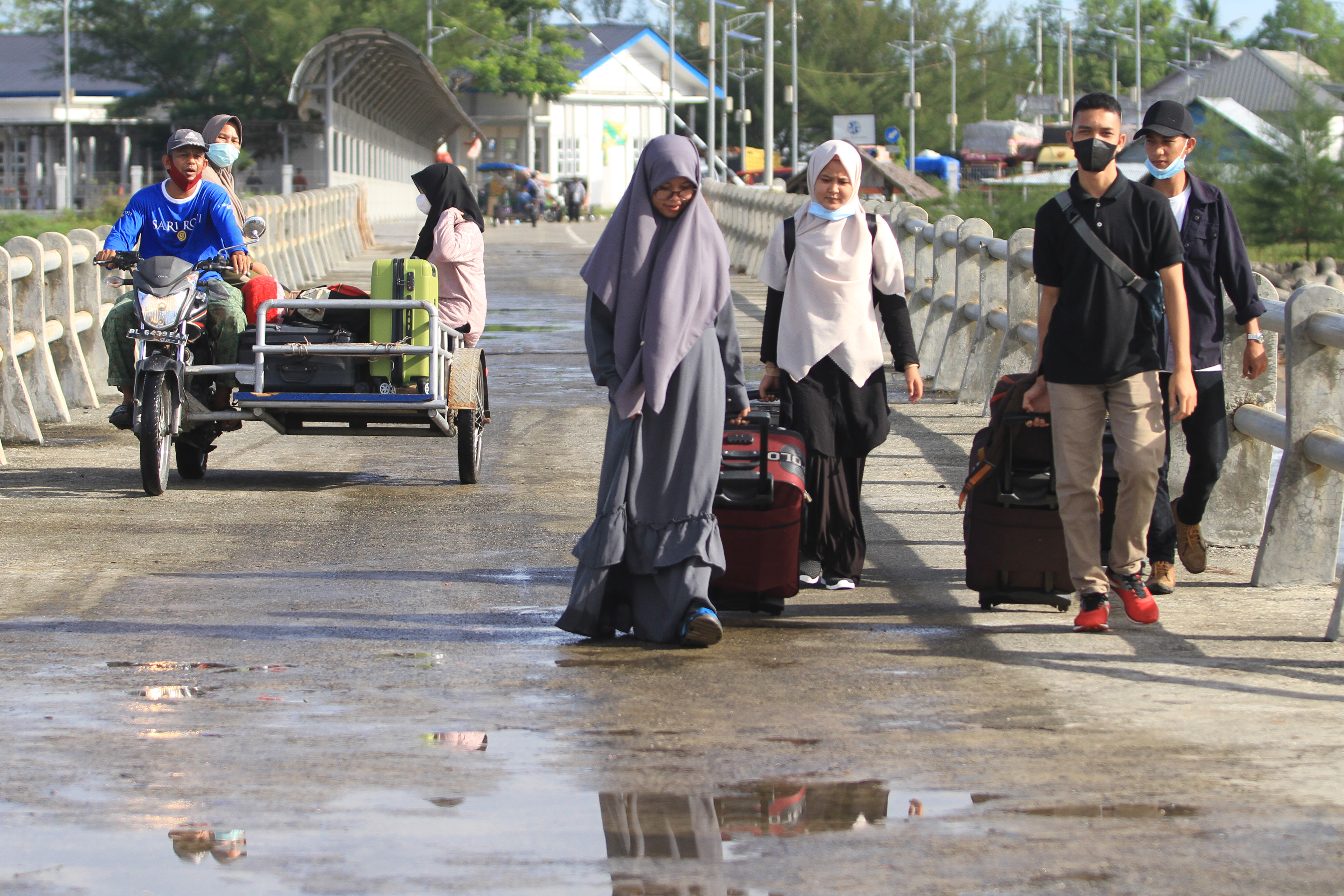  Warga yang berdomisili di Pulau terluar Seumeulu memilih mudik lebih awal karena khawatir akan ada aturan yang lebih ketat.