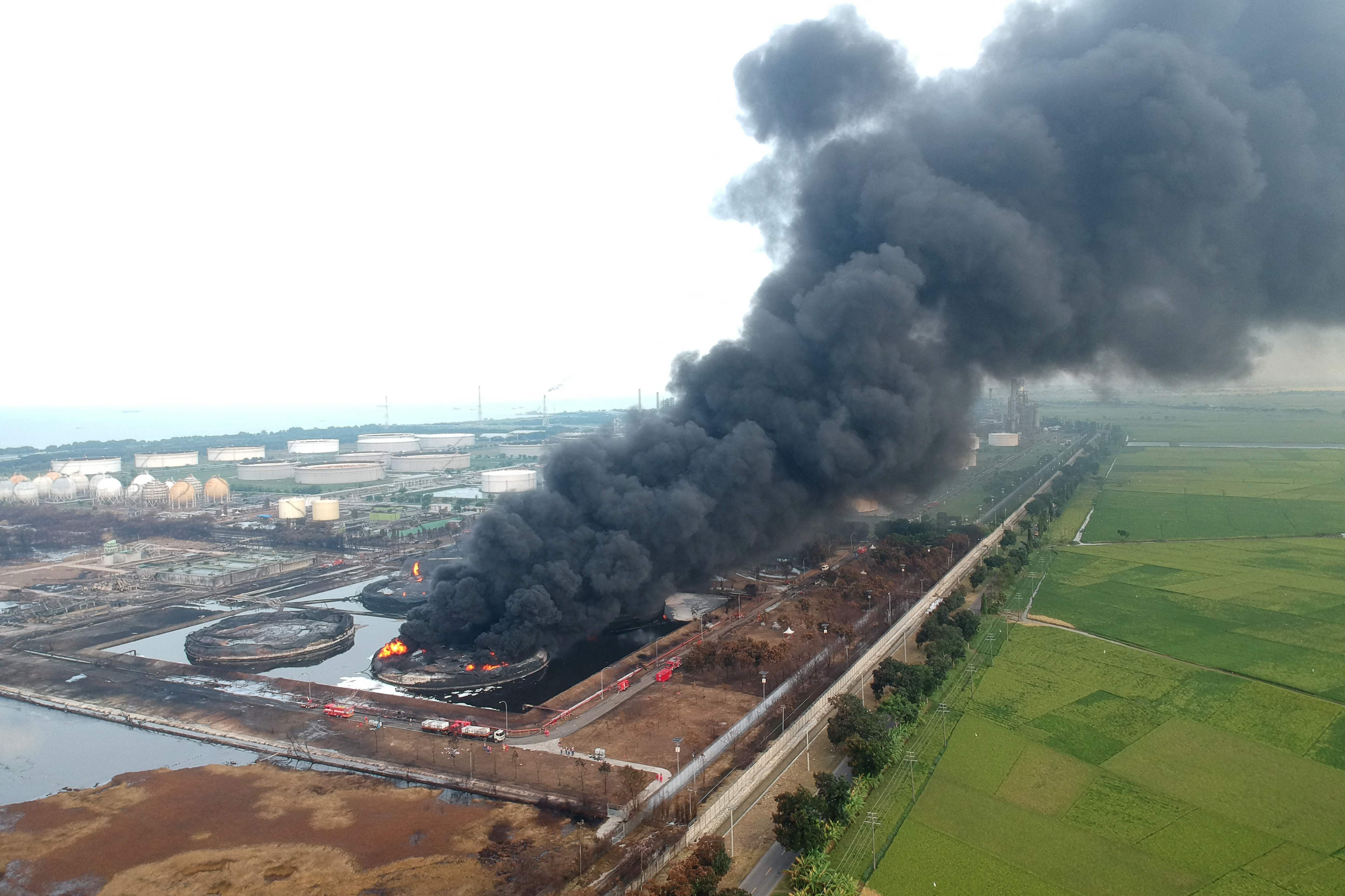 Foto dari udara tampak api dan asap hitam membungbum ke udara di Kilang Minyak Balongan, Indramayu, Jawa Barat, Rabu (31/3/2021).   