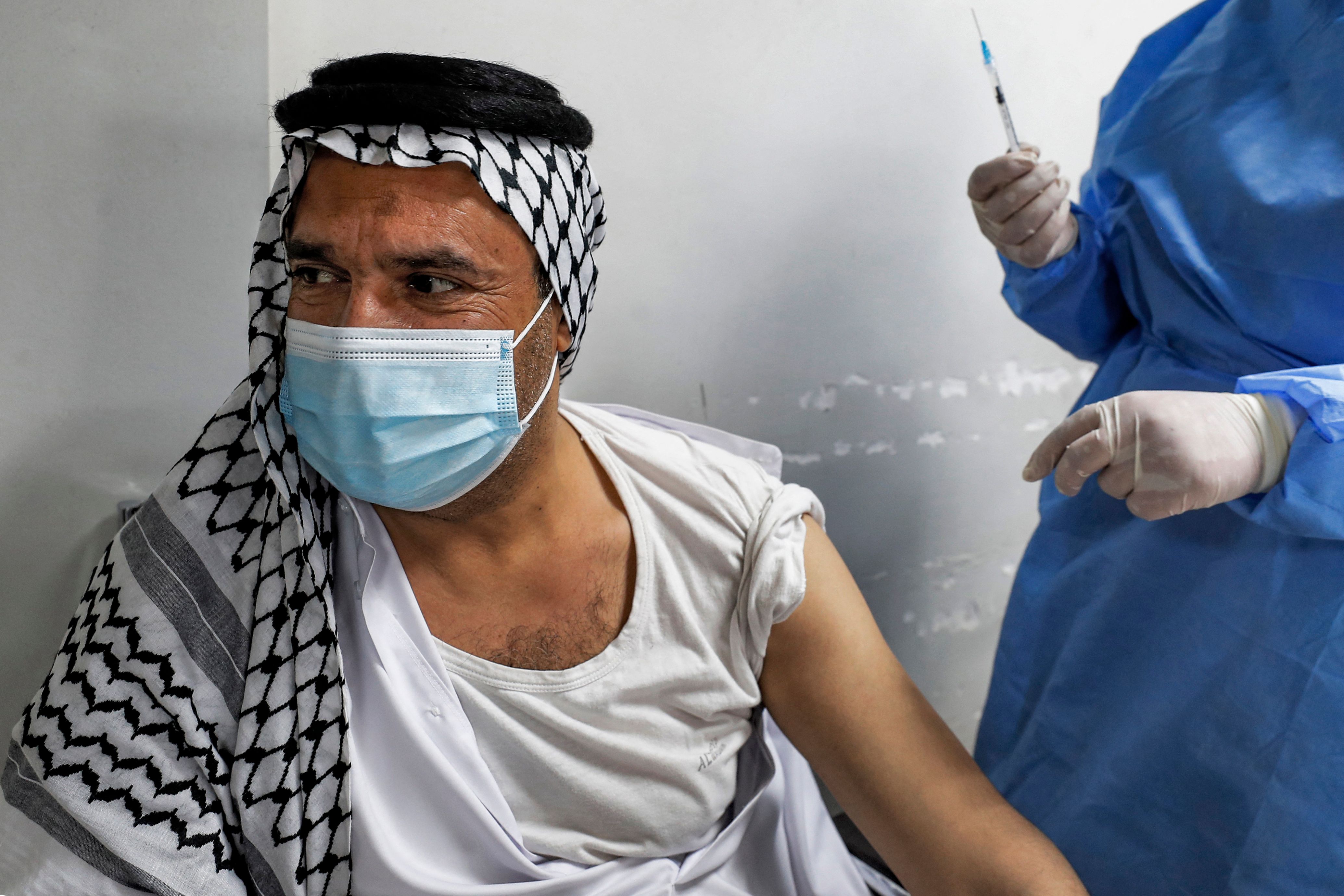 Warga Irak menjalani vaksinasi covid-19 di Kindi Hospital, Baghdad, Irak, 14 April 2021.