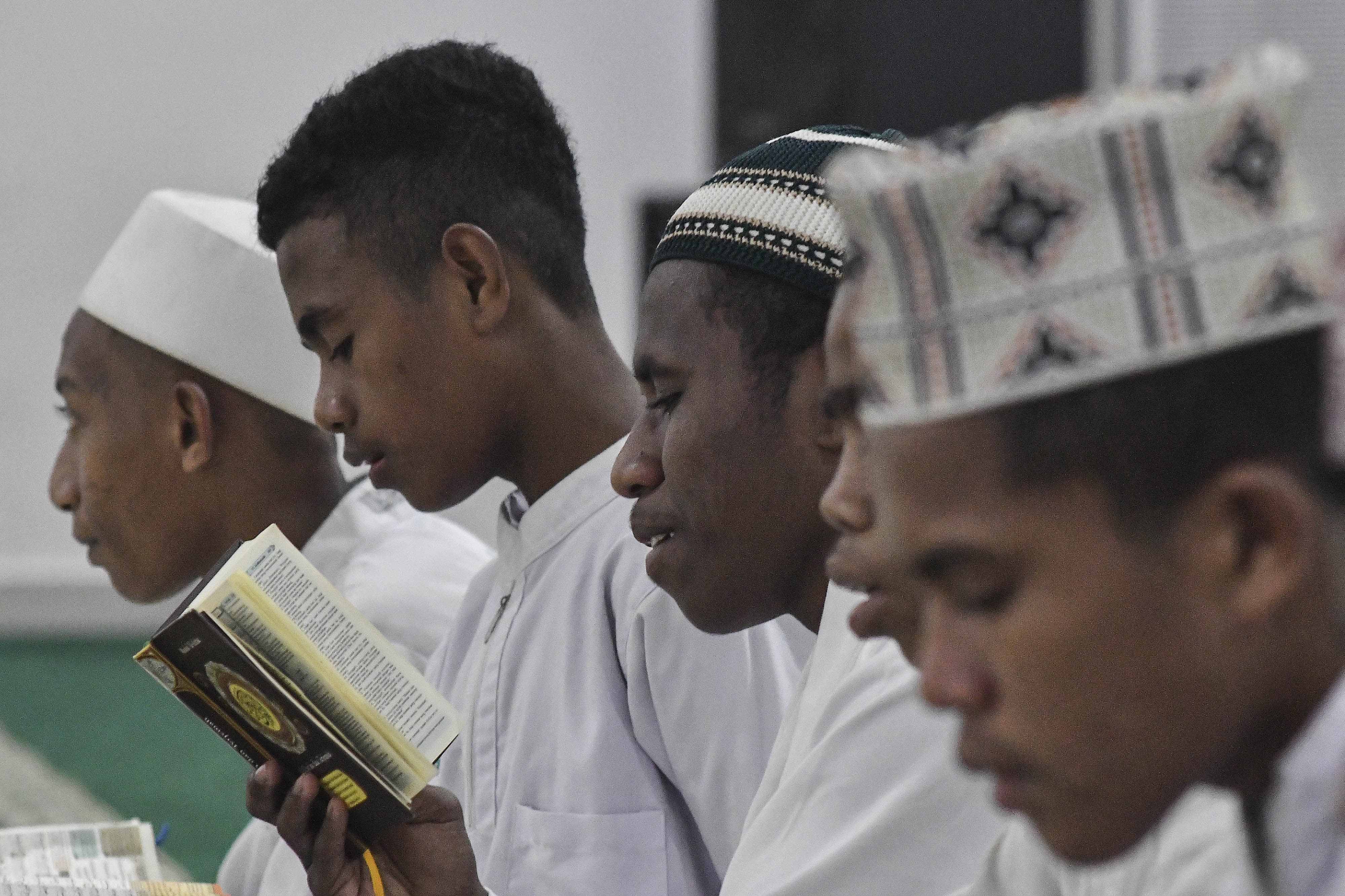 Sejumlah santri membaca Al-Quran di Pesantren Nuu Waar Al Fatih Kaffah Nusantara (AFKN) di Setu, Kabupaten Bekasi, Jawa Barat, Sabtu, (24/4/