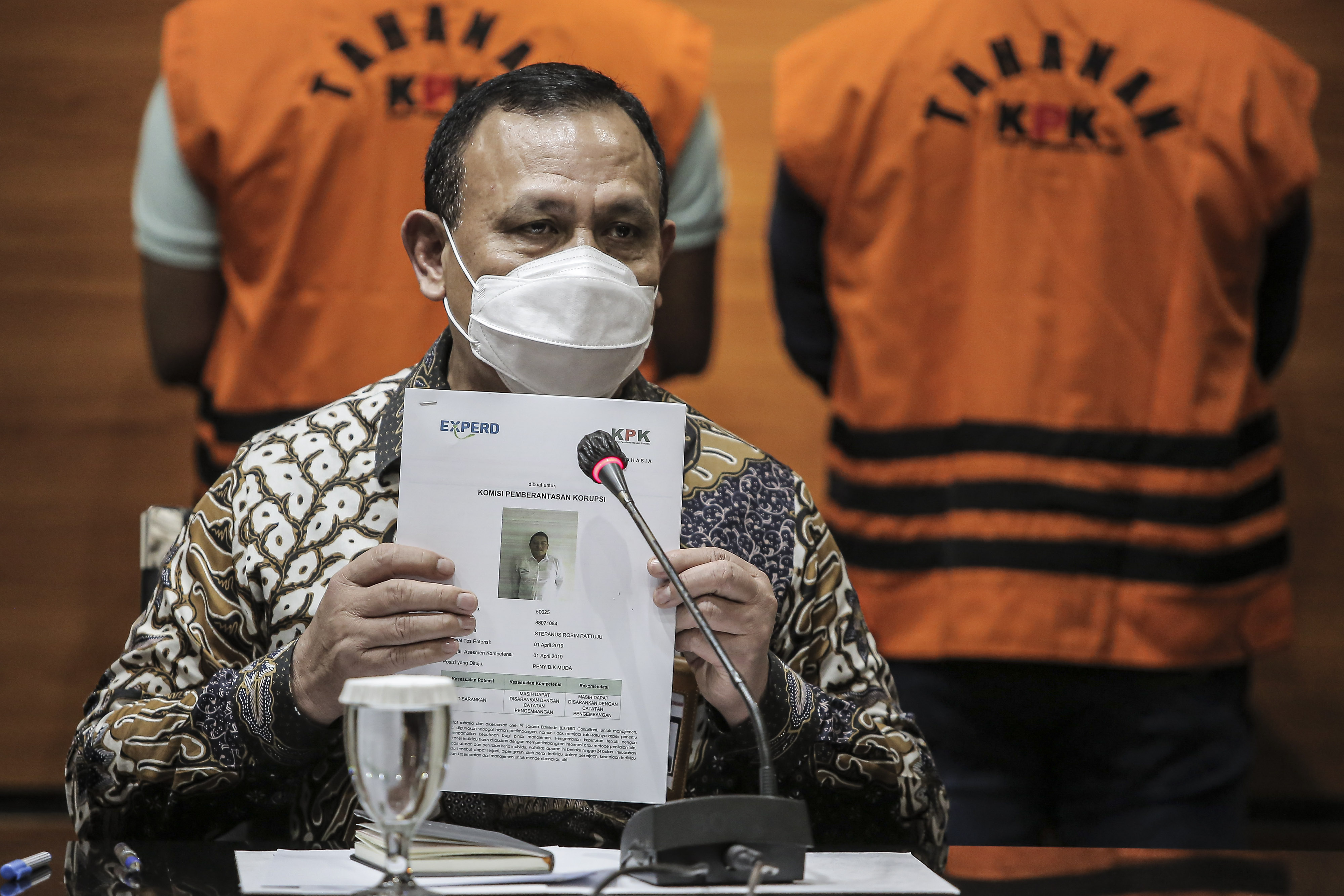 Ketua KPK Firli Bahuri saat mengumumkan kasus suap penyidik KPK