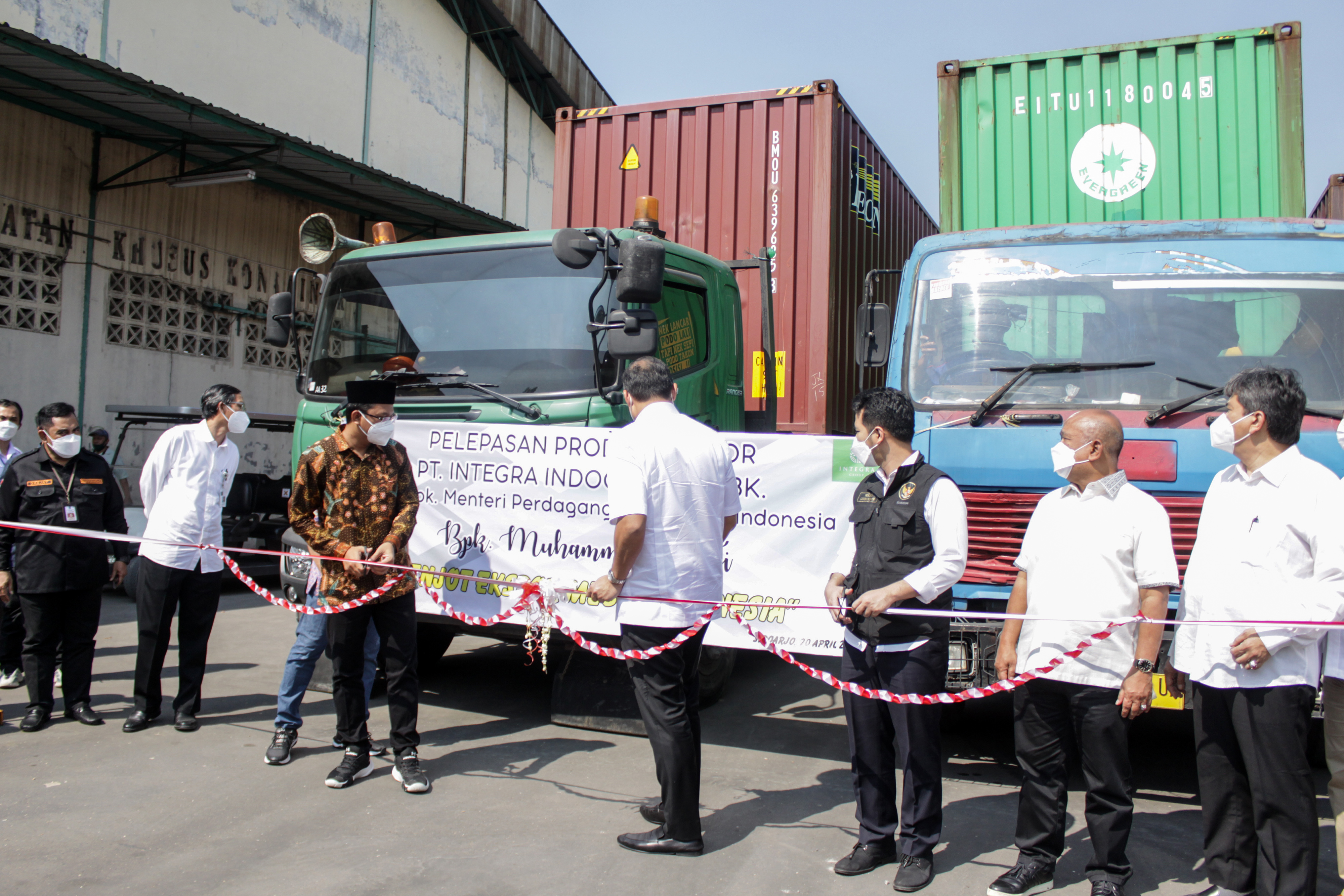 Mendag M Lutfi memotong pita saat pelepasan produk ekspor PT Integra Indocabinet Tbk (WOOD) di Sidoarjo, Jawa Timur, Selasa (20/4/2021).