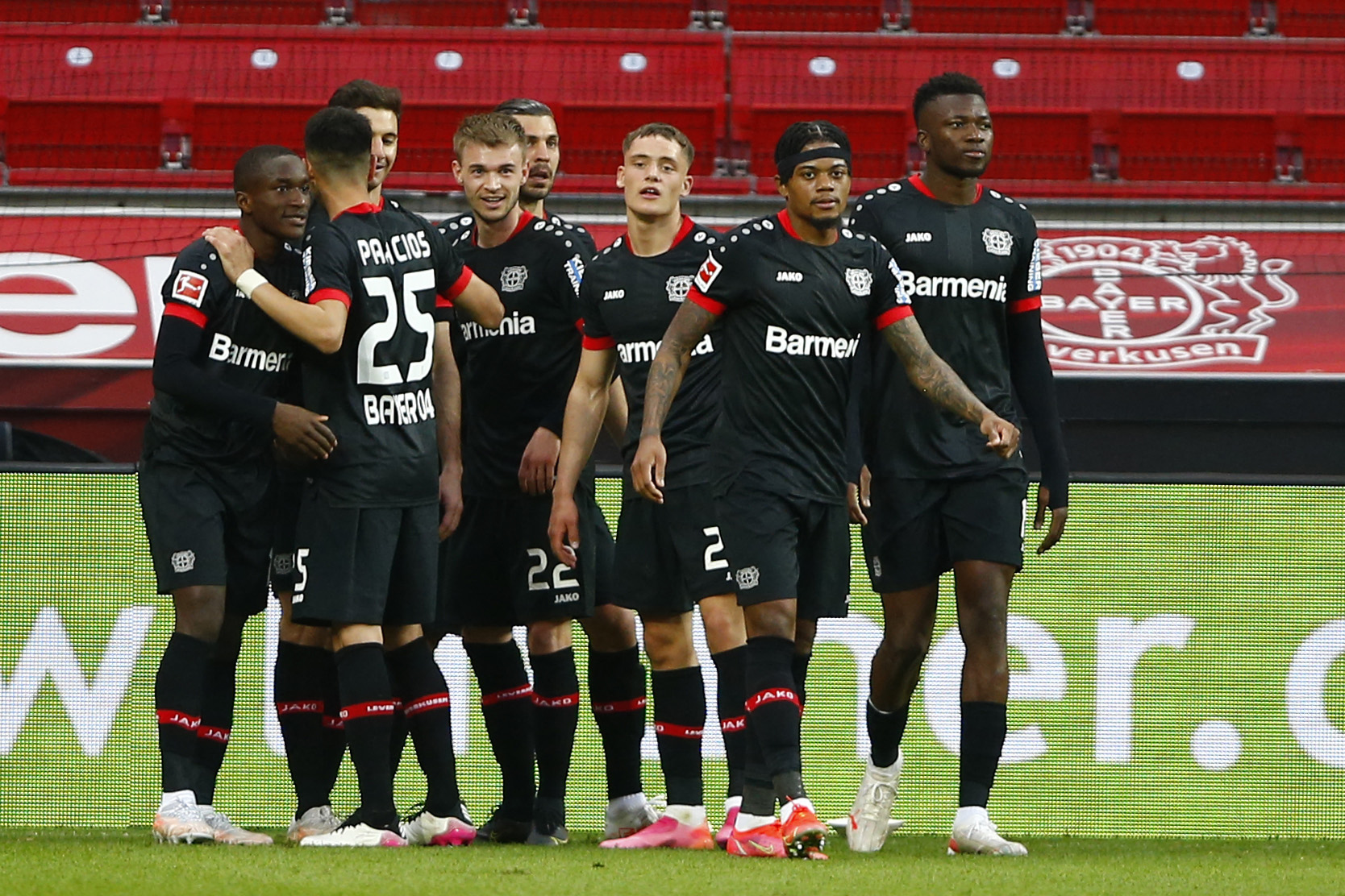 Pemain Leverkusen merayakan gol yang dicetak oleh Lucas Alario