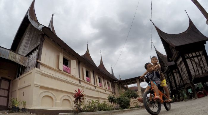 Ilustrasi: Anak-anak bermain di depan Rumah Gadang, Kampung Adat Balai Kaliki, Kota Payakumbuh, Sumatra Barat.