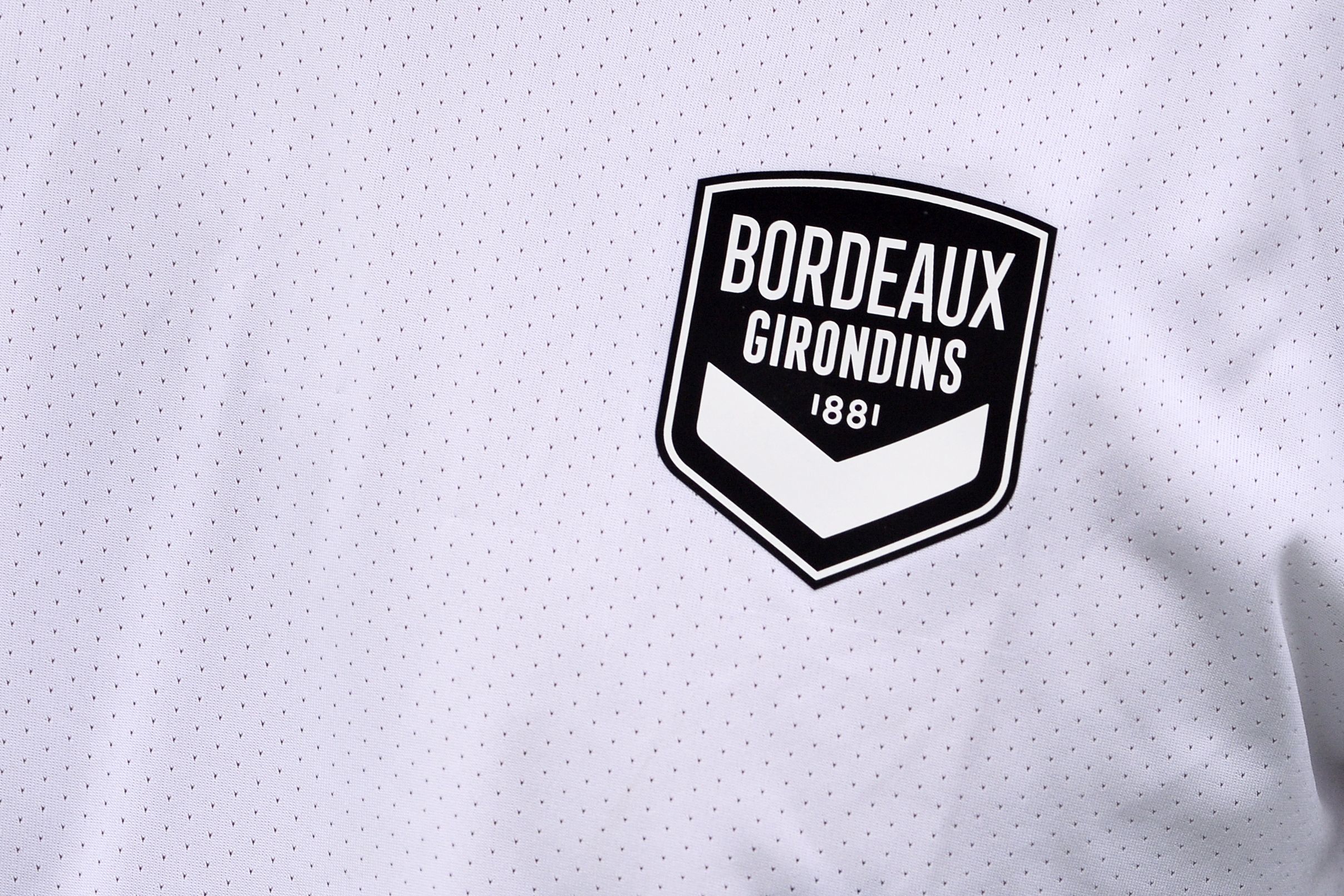 Logo Bordeaux terlihat di jersey pemain klub Ligue 1 itu.