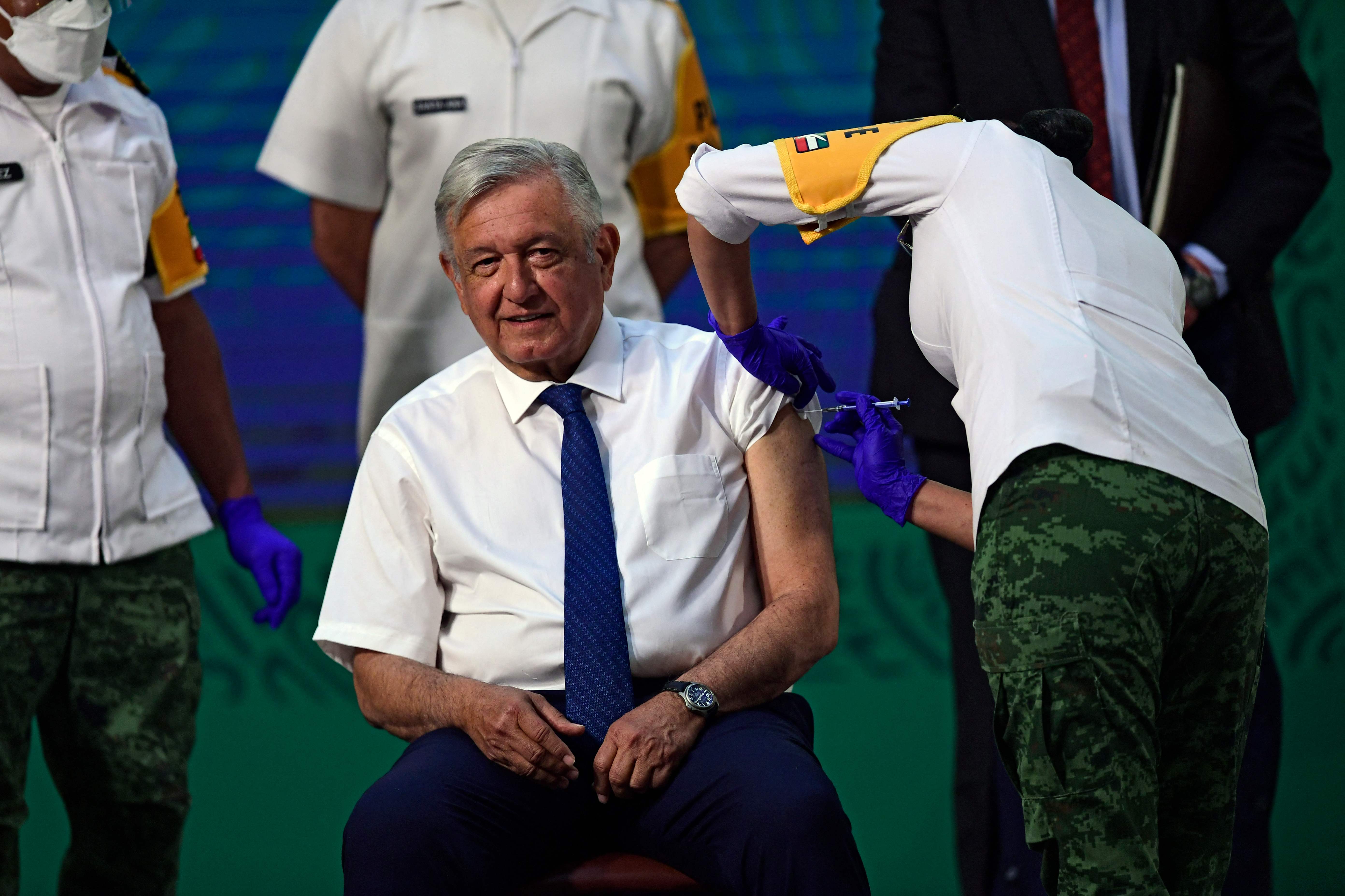 Presiden Meksiko Andres Manuel Lopez Obrador menerima suntikan vaksin covid-19.