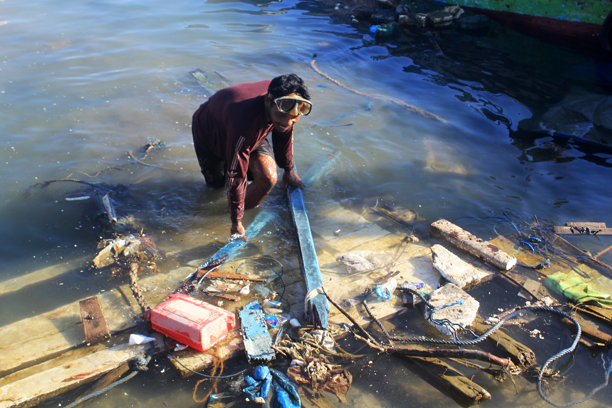Nelayan evakuasi serpihan perahu