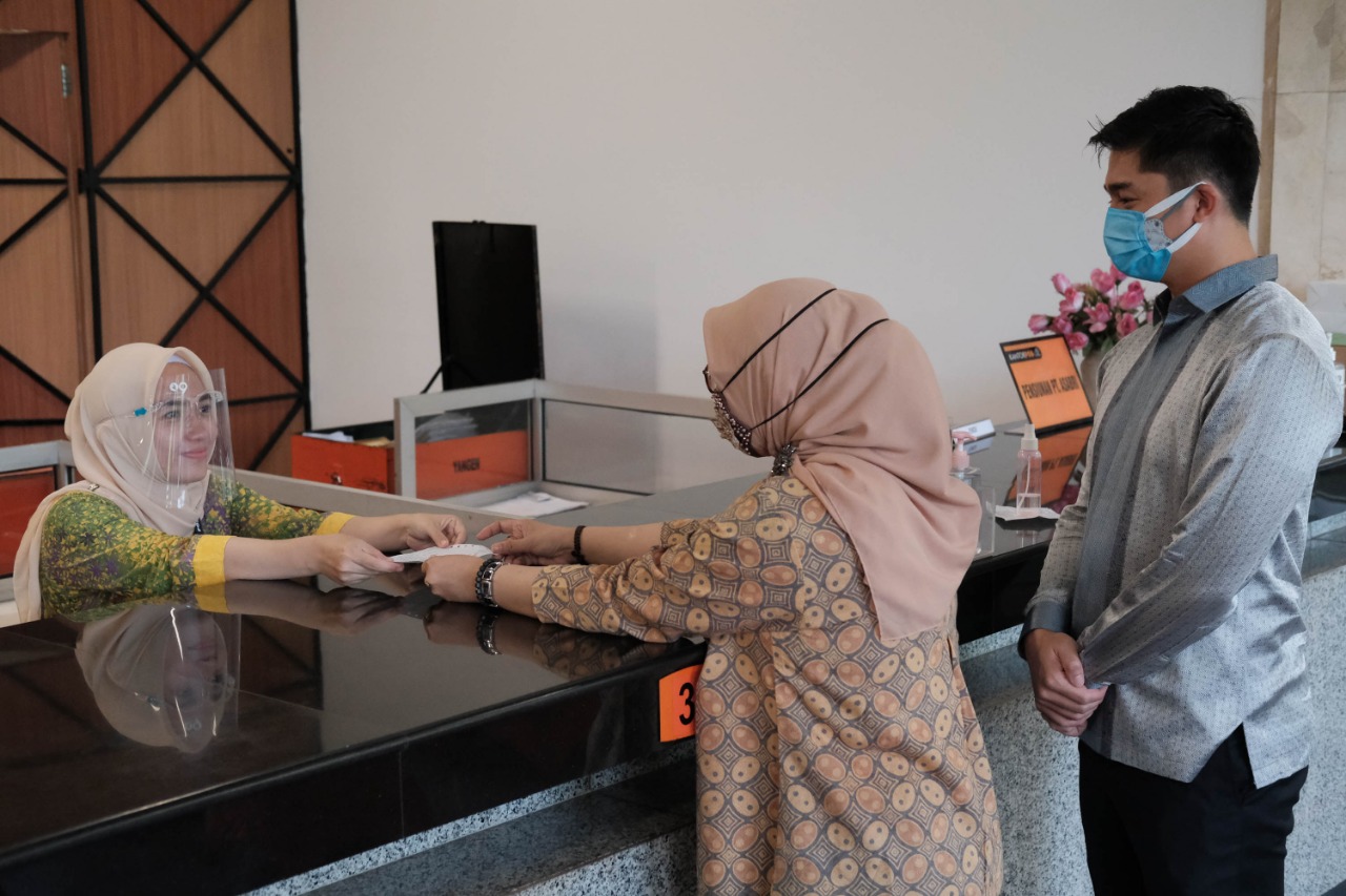 Helly Siti Halimah, VP Retail Service, PT Pos Indonesia (tengah)  bersama  Direktur Instamoney Mikiko Steven (kanan).