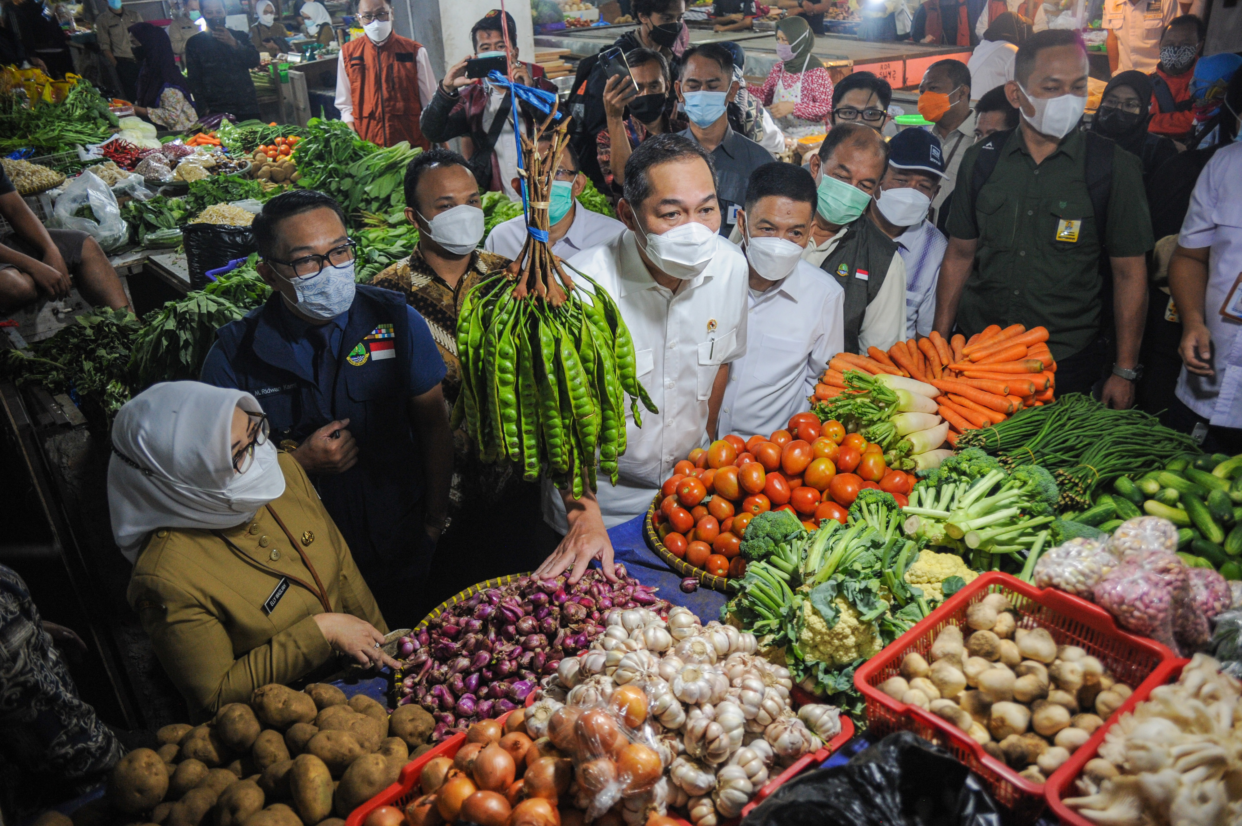 Mendag Muhammad Lutfi saat berbincang dengan pedagang sayur di Pasar Kosambi, Bandung.