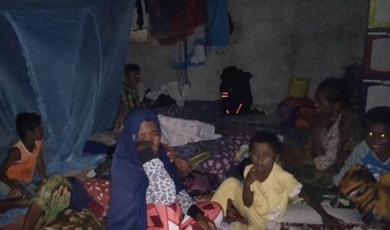 Warga Desa Semparong mengungsi ke sekolah karena rumahnya terendam banjir rob