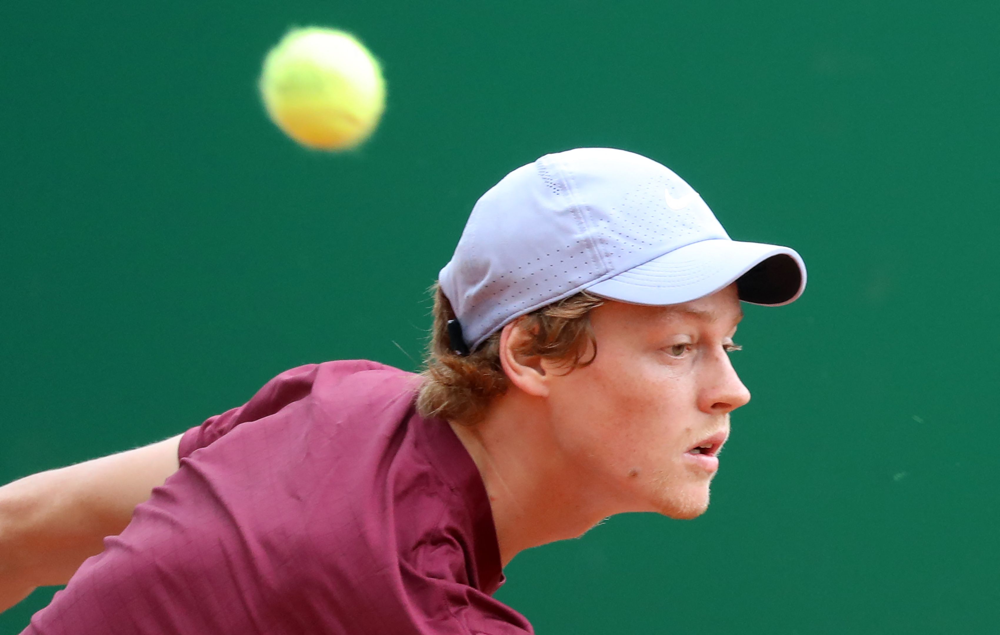 Aksi petenis muda berusia 19 tahun dari Italia, Jannik Sinner, dalam satu pertandingan. 