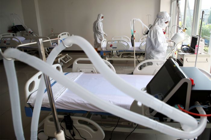Petugas sedang memeriksa kesiapan alat ICU di RSD Wisma Atlet Kemayoran, Jakarta.