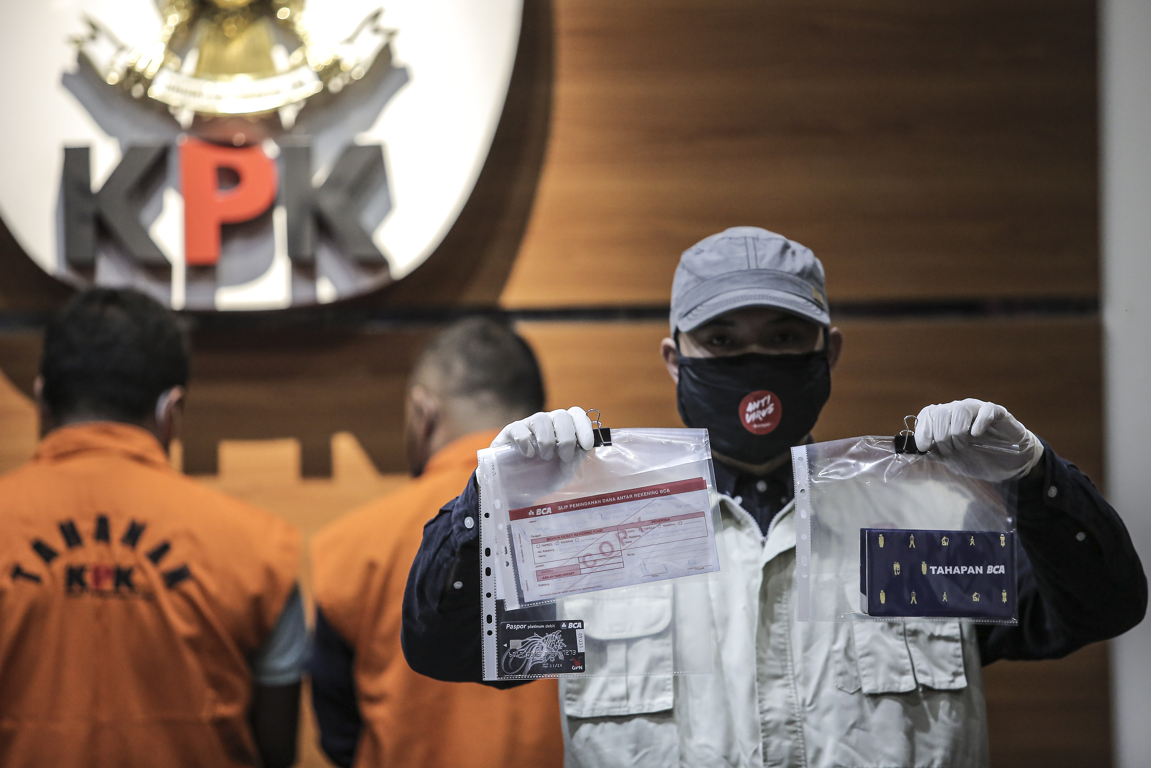 Barang bukti suap penyidik KPK