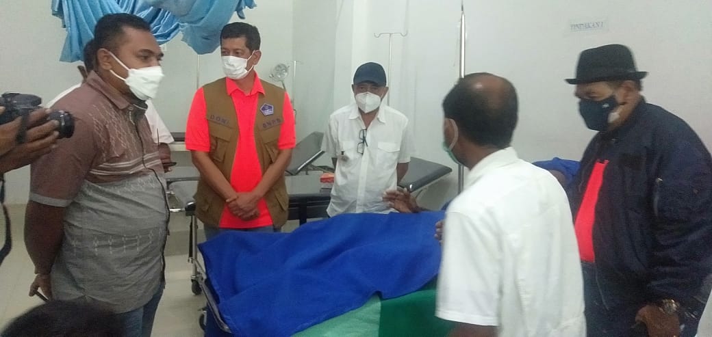 Kepala BNPB Doni Monardo saat menjenguk korban banjir bandang di RSUD Lewoleba, Kabupaten Lembata, NTT, Selasa (6/4/2021).