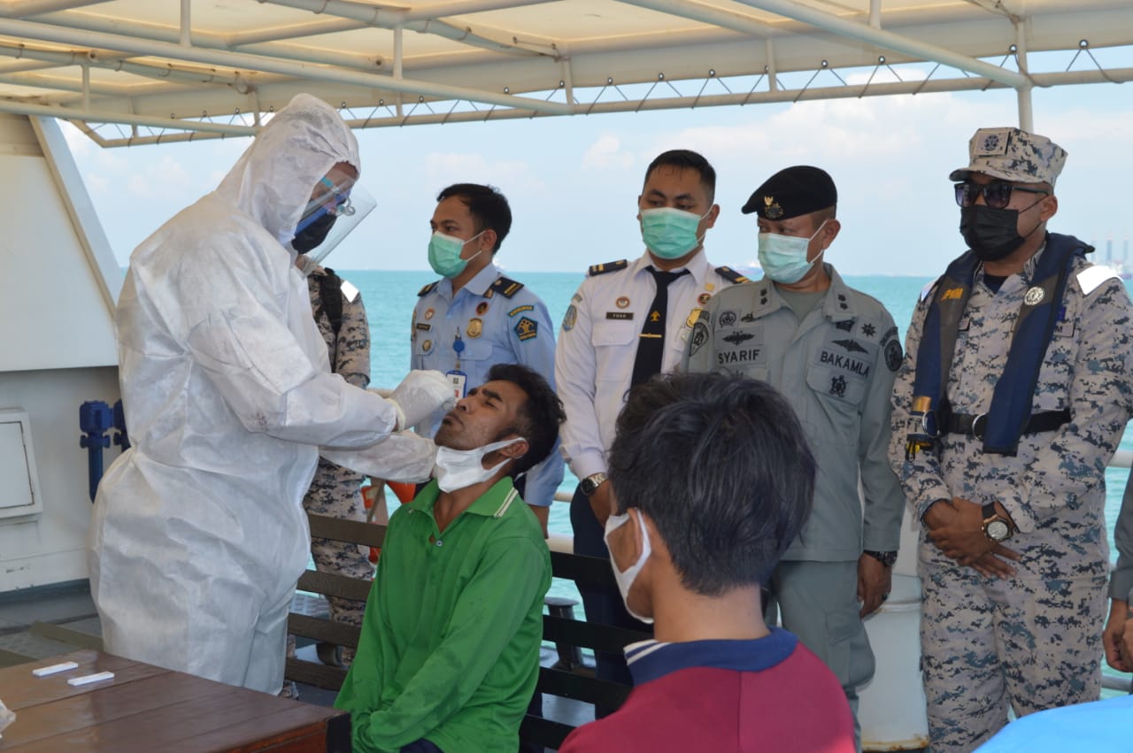 Dua nelayan asal Batam, Abdul Rahman dan Gusti Riyandi menjalani rapid test antigen saat dijemput oleh Bakamla. 