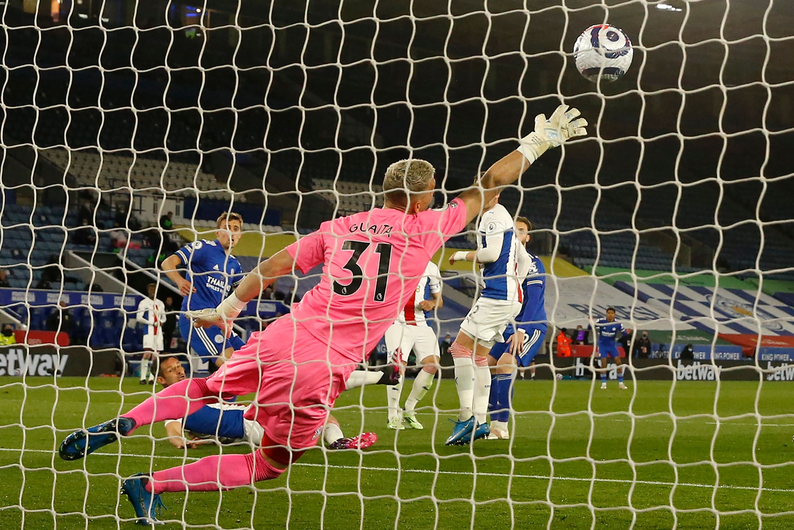 Pemain Leicester City, Timothy Castagne (tengah) membobol gawang Crystal Palace pada pekan ke-33 Liga Inggris, Selasa (27/4/2021) 