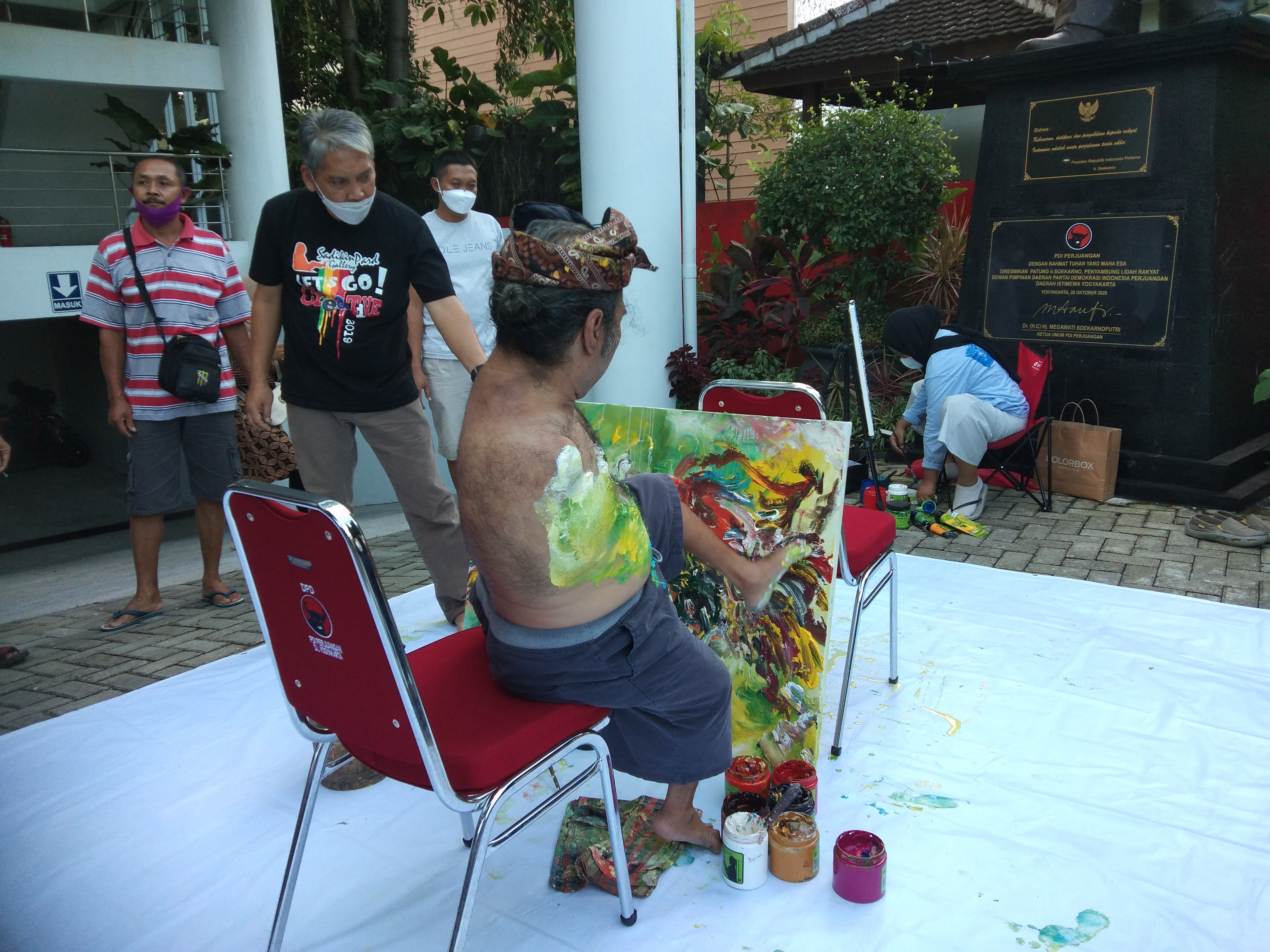 Perupa asal Malang, Sadikin, ikut berkiprah dalam ajang Memotret Yogyakarta Kini di Yogyakarta.