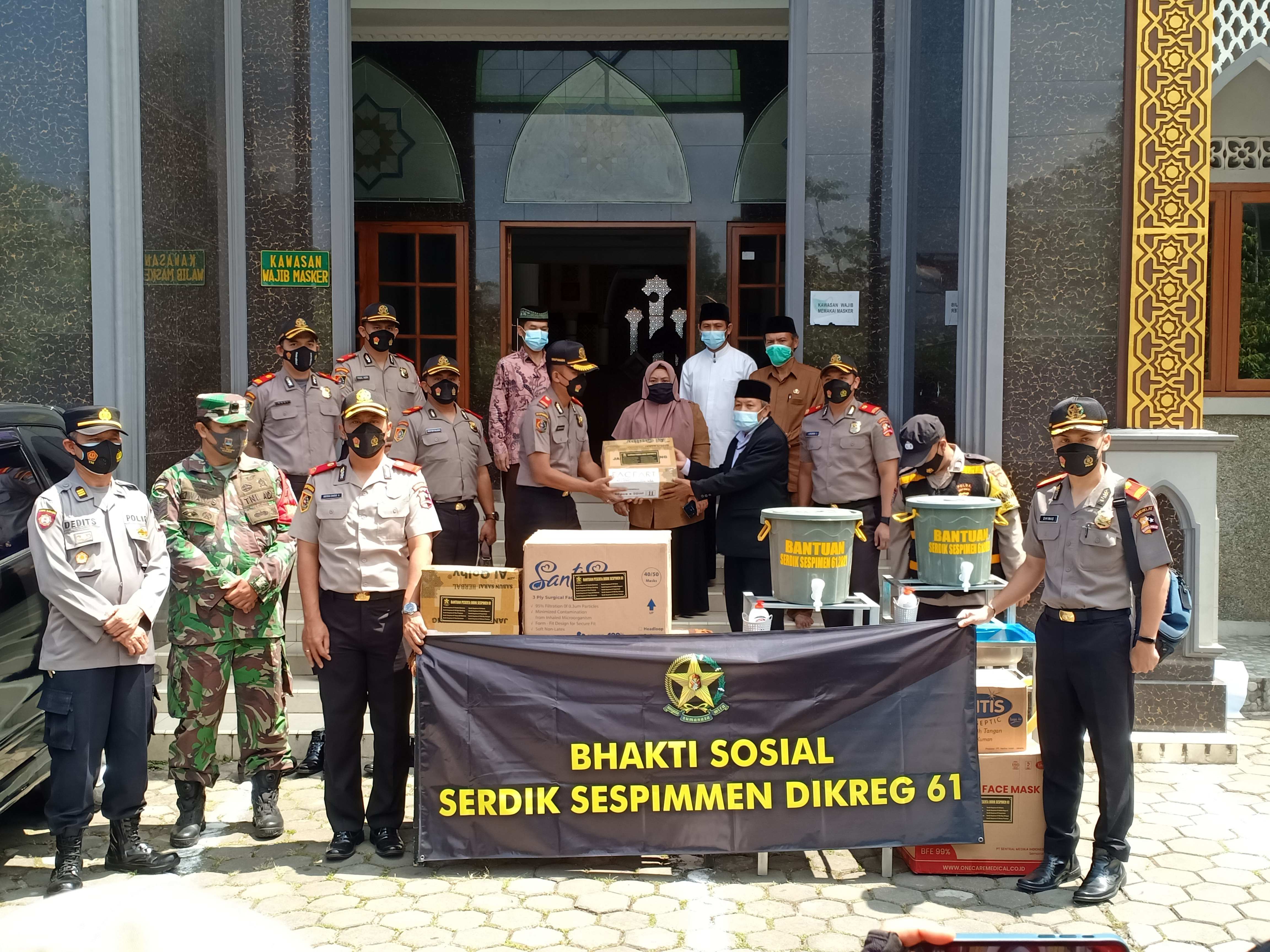 Perwira Siswa Sespimmen Dikreg ke-61 TA 2021 menyerahkan bantuan alat kesehatan kepada pengurus DKM Masjid Agung Lembang