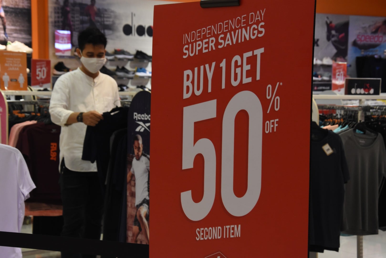 Pengunjung berbelanja di salah satu gerai di Kuningan City, Jakarta, Jumat (14/8/2020).