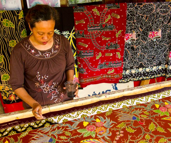 Pembatik mengerjakan pesanan batik tulis bermotif burung merak dan daun jati di sebuah industri rumahan di Desa Beran, Kabupaten Blora.