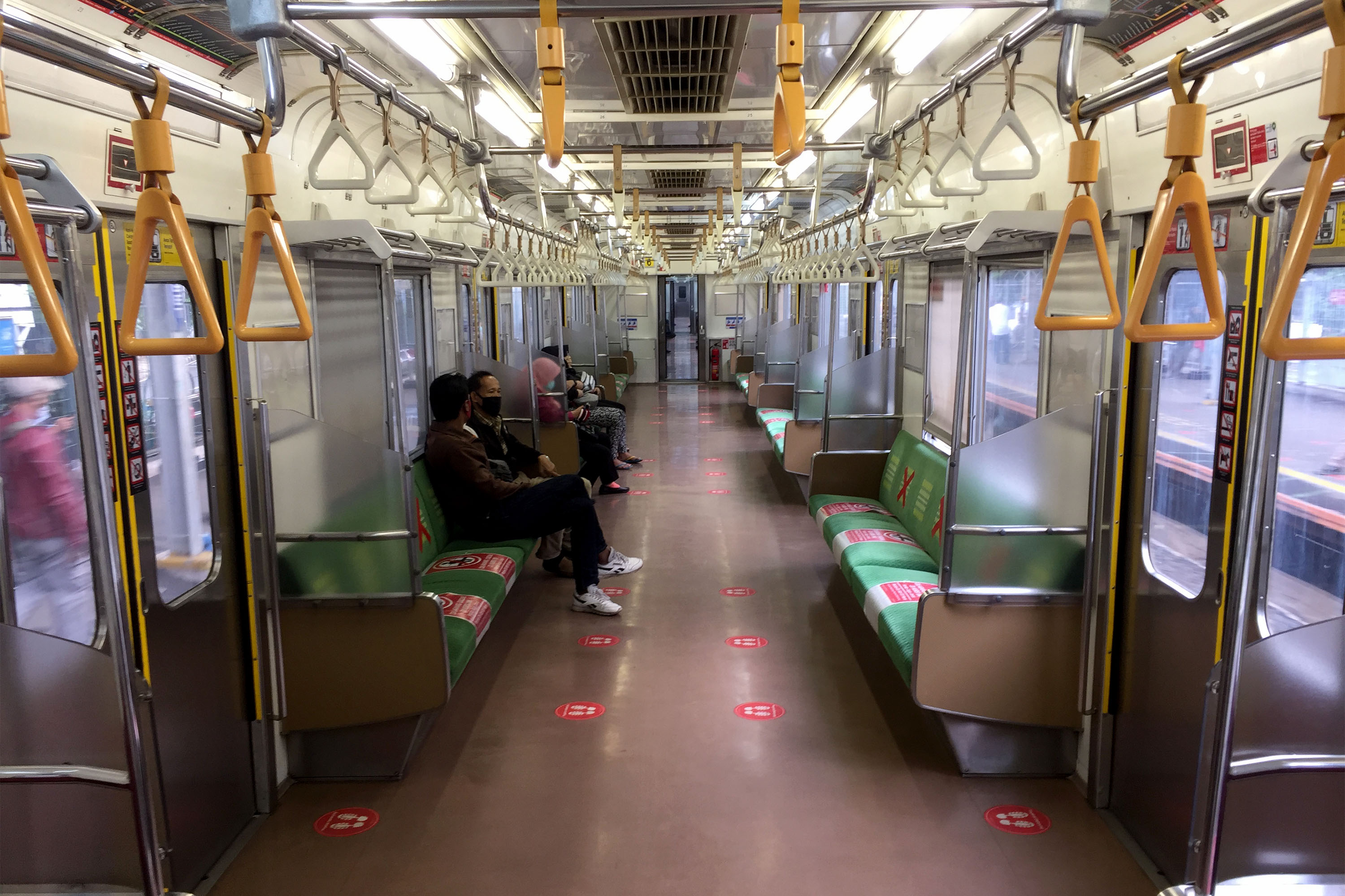 Suasana di gerbong KRL Commuter Line Jabodetabek.