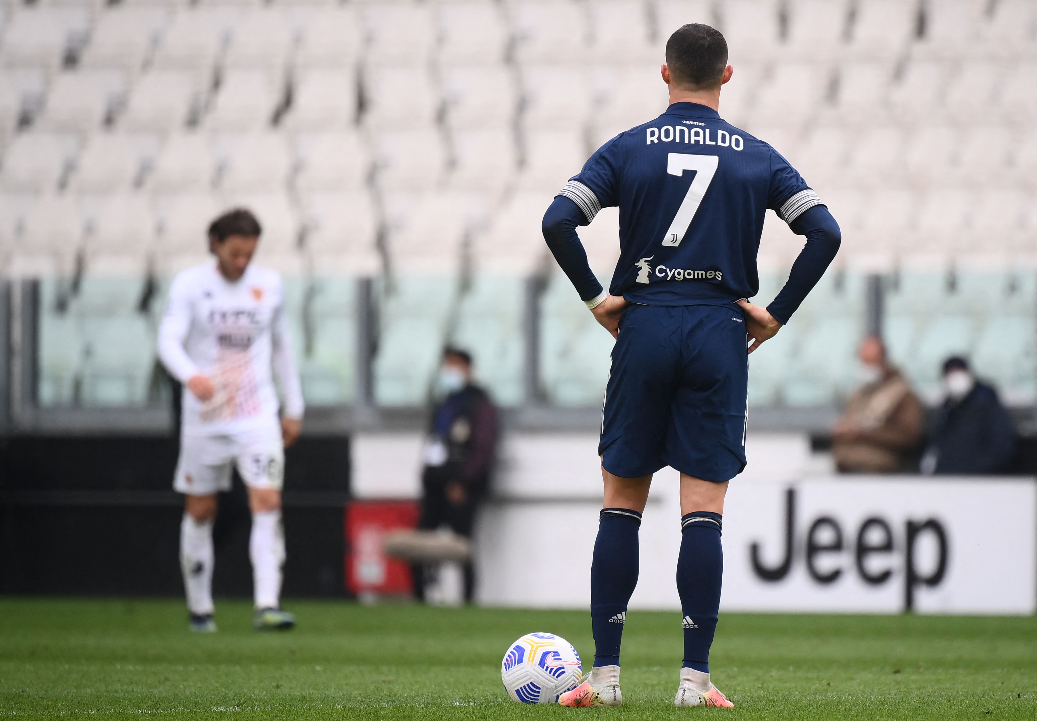Penyerang Juventus Cristiano Ronaldo tertegun setelah gawang Juventus dijebol pemain Benevento, Adolfo Gaich pada menit ke-69. 