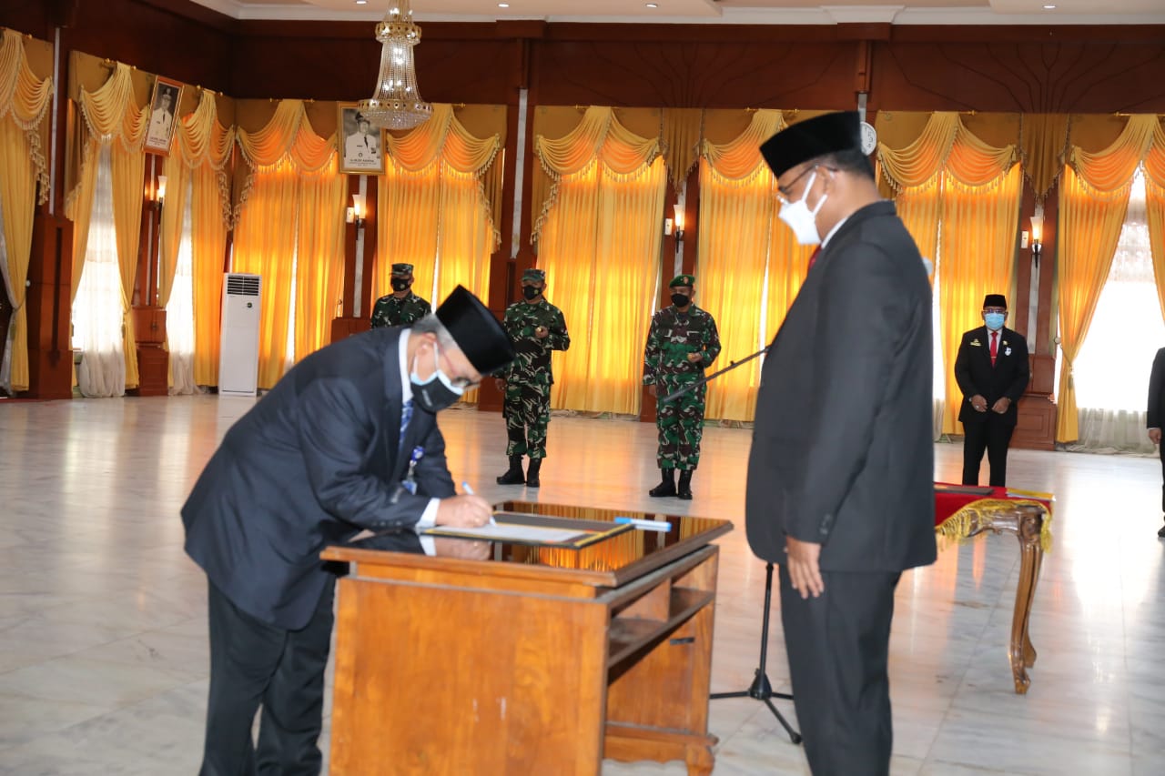 Penjabat Gubernur Kalsel Dr. Safrizal ZA, MSi mengukuhkan Kepala Provinsi Kalsel, Rudy M. Harahap.