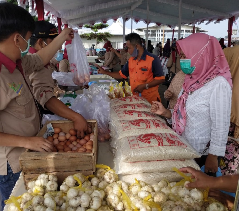 Pelaksanaan pasar murah di Kampung Kapitan Palembang yang dilaksanakan oleh Dinas Ketahanan Pangan Provinsi Sunsel.