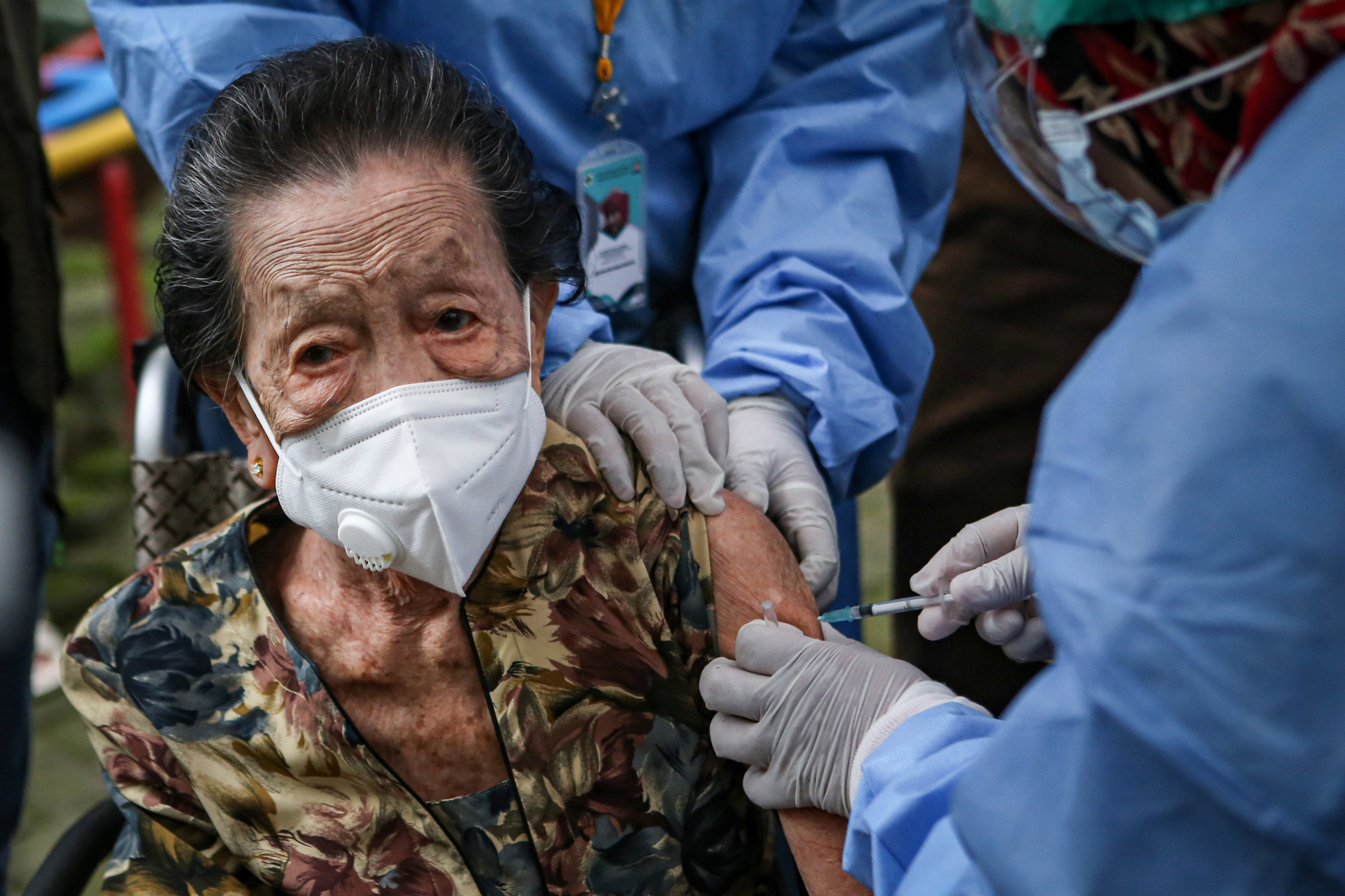 Seorang lansia menerima suntikan vaksin covid-19 di Puskesmas Poris Plawad, Kota Tangerang, Banten.