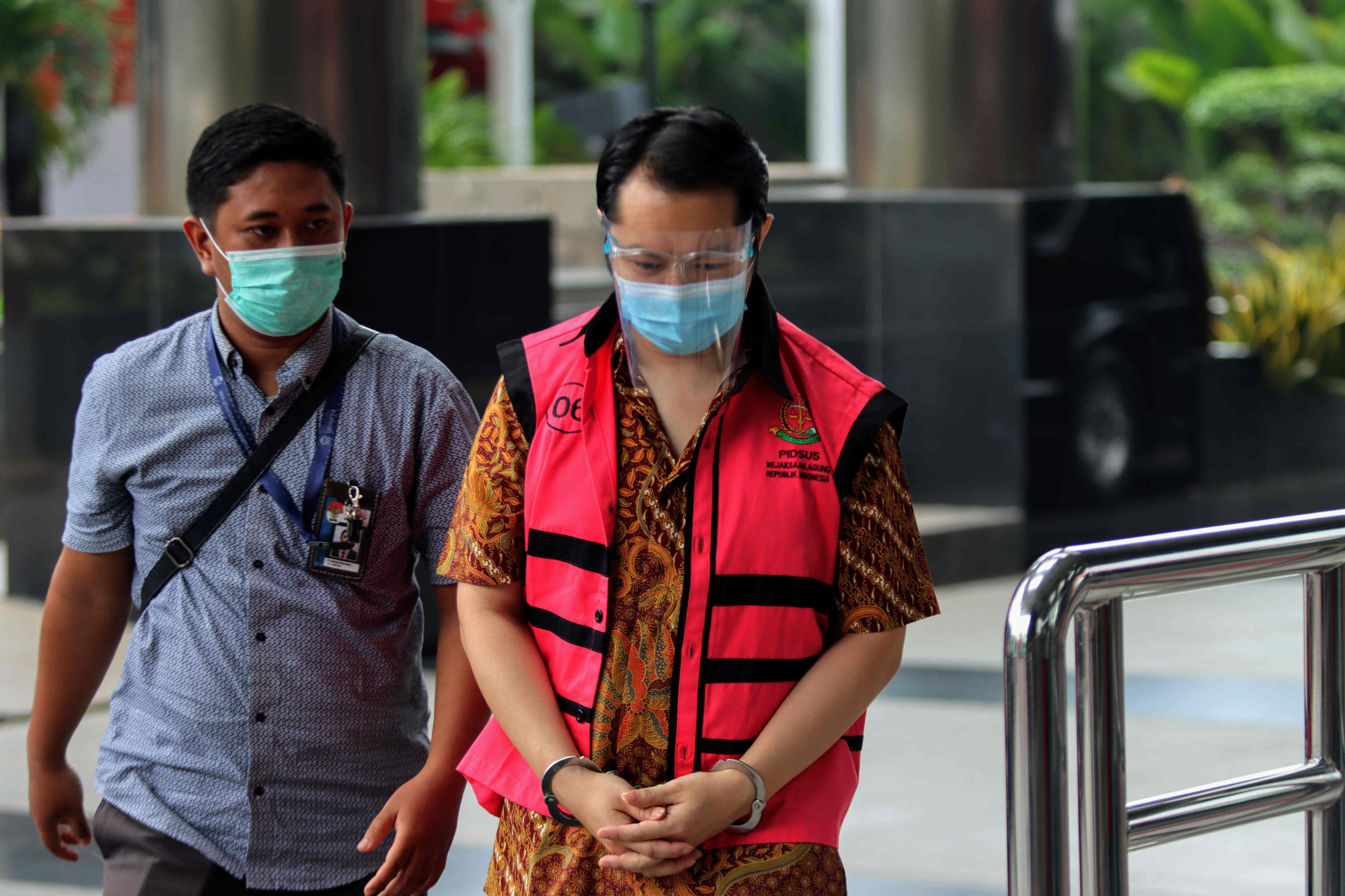  Tersangka kasus korupsi Asabri, Jimmy Sutopo (rompi tahanan) tiba di gedung KPK, Jakarta, Kamis (18/3/2021)