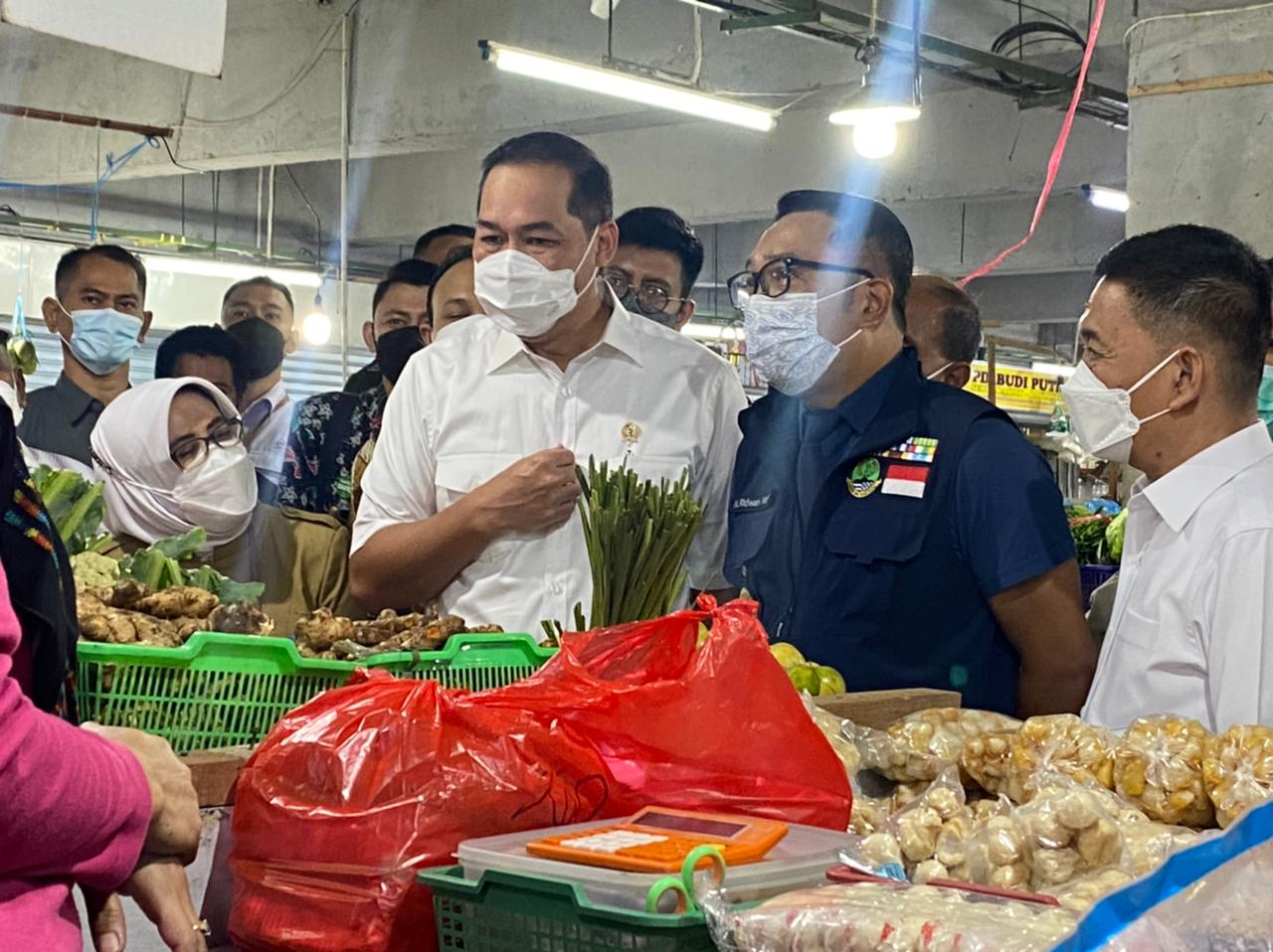 Mendag M Lutfi (ketiga kiri) dan Gubernur Jabar Ridwal Kamil memantau harga kebutuhan pokok di Bandung, Selasa (13/4).