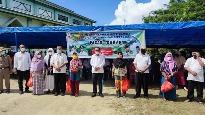 Pemkab Raja Ampat menyelenggarakan pasar murah di Kompleks Mesjid Agung Waisai.