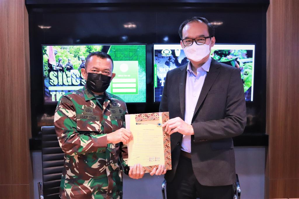 Dirtopad Brigjen TNI Ir. Asep Edi Rosidin, MDA (kiri) dan Chief Executive Officer Esri Indonesia, Dr. Achmad Istamar.