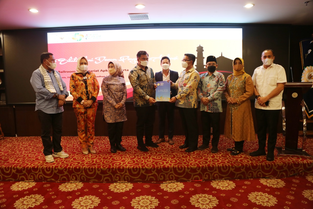 Ketua Umum Apkasi Sutan Riska Tuanku Kerajaan menyerahkan masukan tertulis hasil rapat teknis kepada pejabat Kemendagri. 