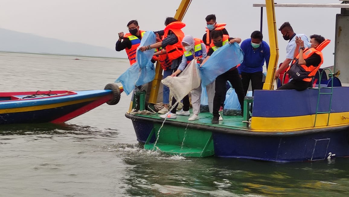 Para jurnalis Purwakarta saat tebar benih ikan di waduk Jatiluhur