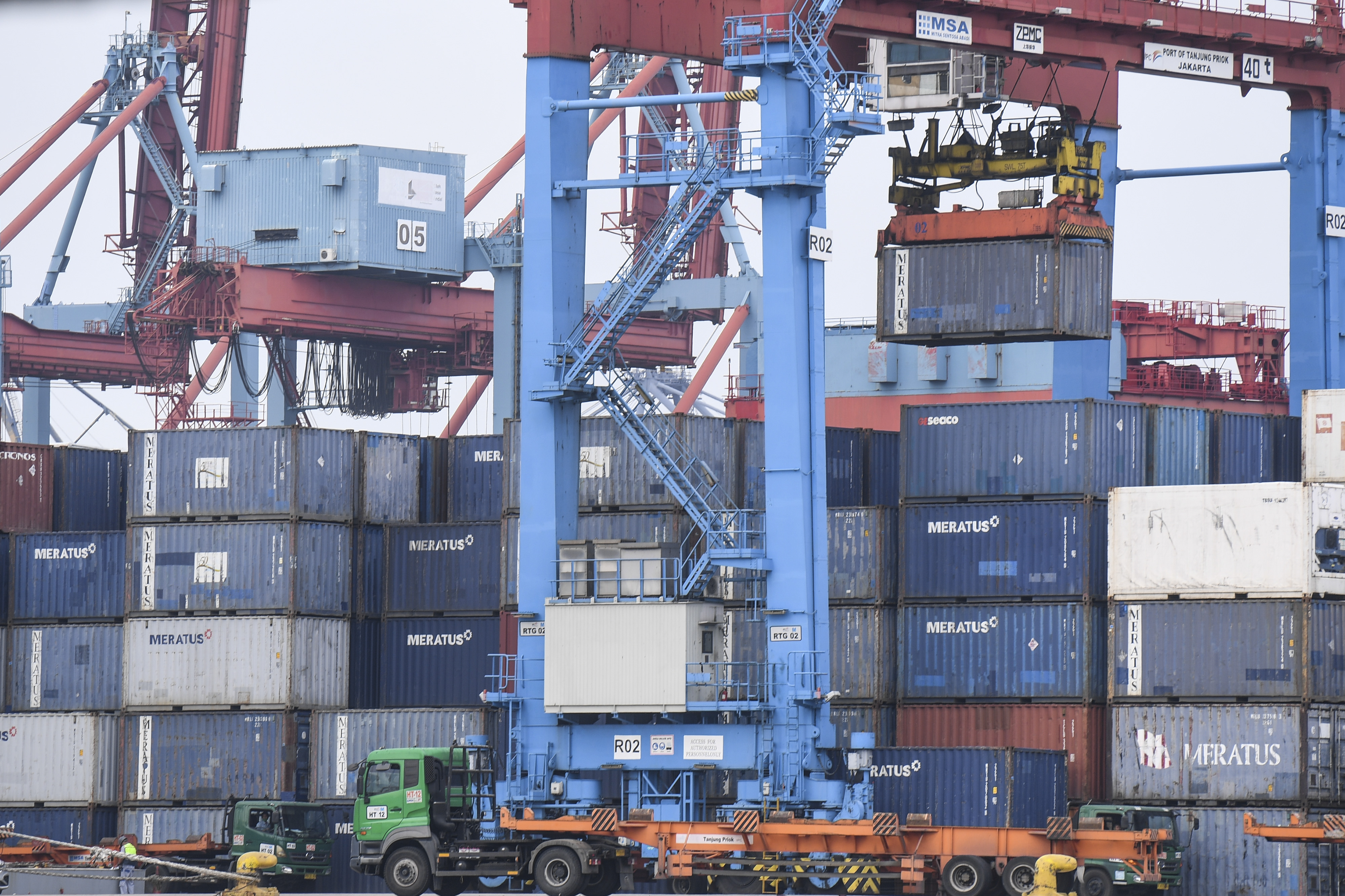 Aktivitas di pelabuhan Tanjung Priok