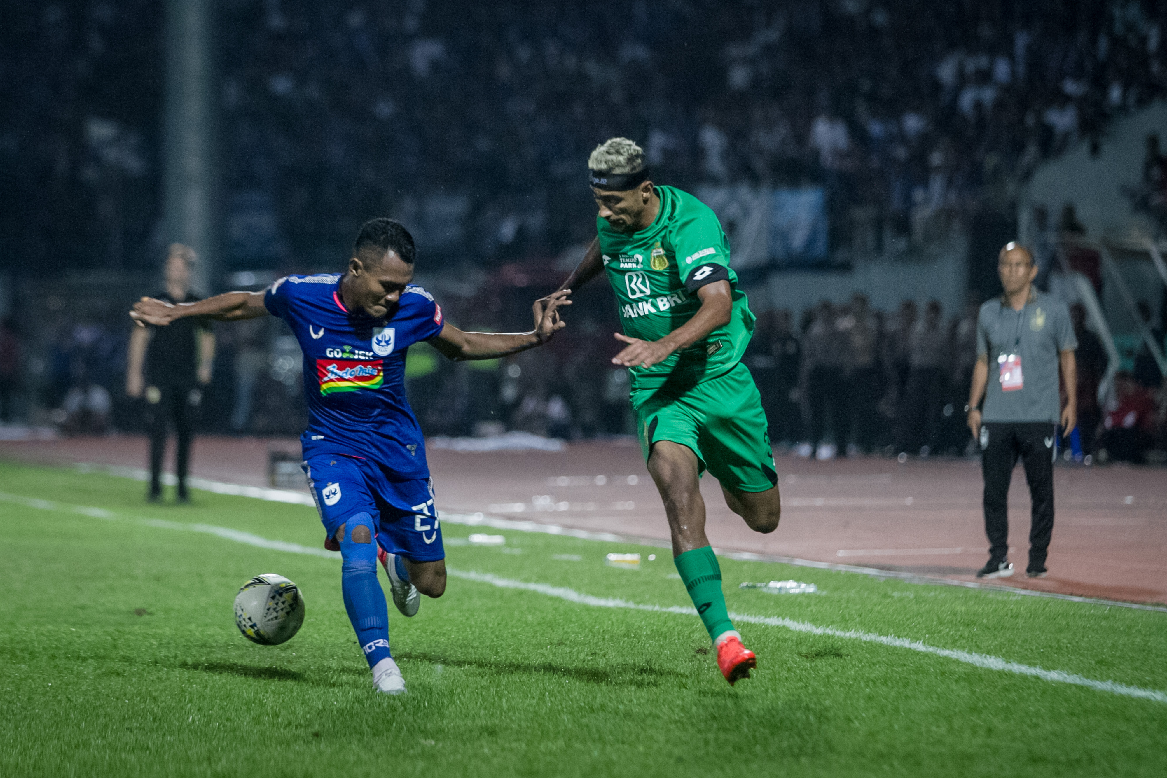 Saat membeli PSIS Semarang, Safrudin Tahar (kiri) berebut bola dengan Pemain Bhayangkara FC Bruno De Oliveira Matos di laga Liga 1. 