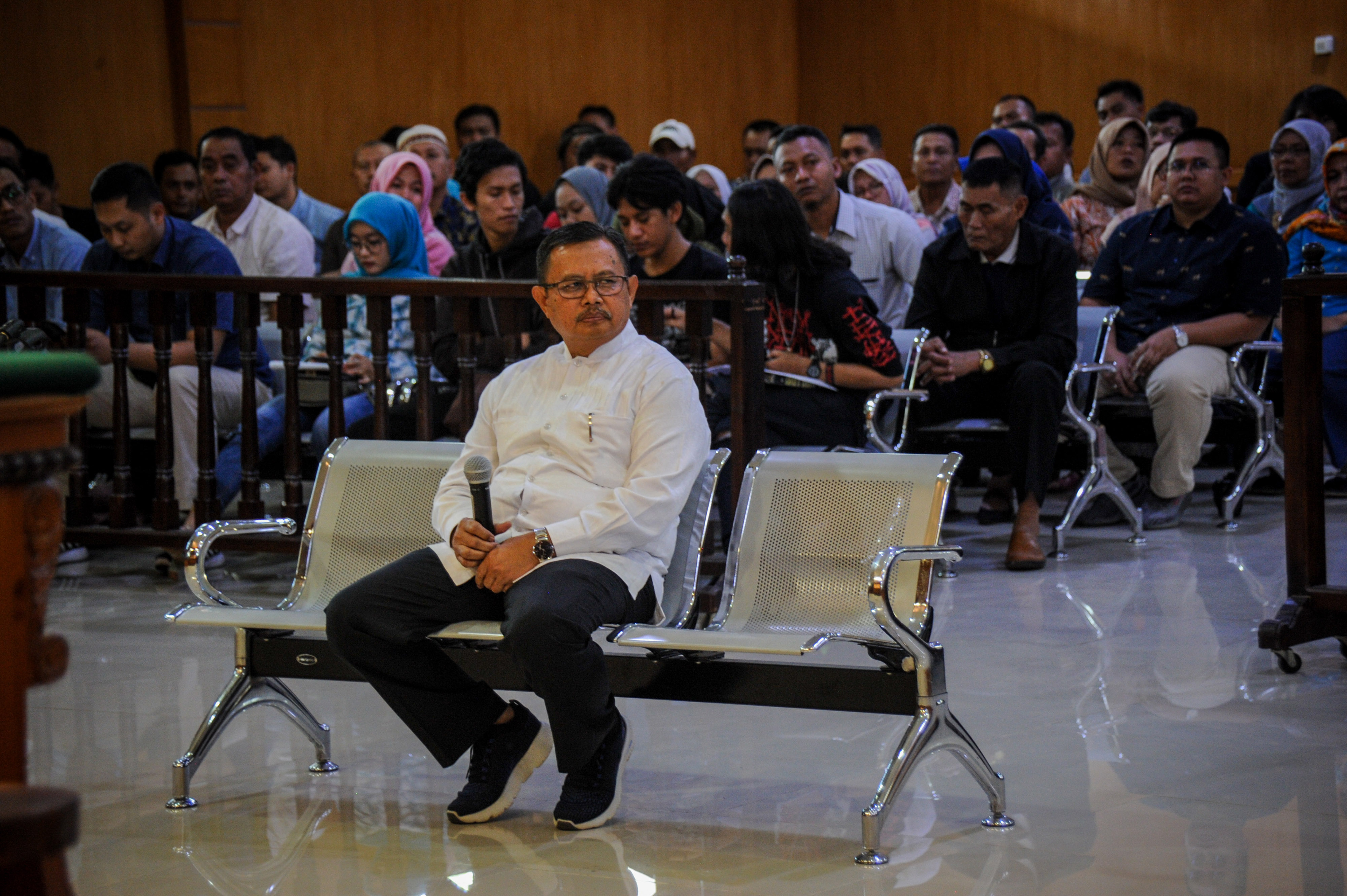 Terdakwa kasus suap proyek pembangunan Indramayu yang juga Bupati Indramayu nonaktif, Supendi. 