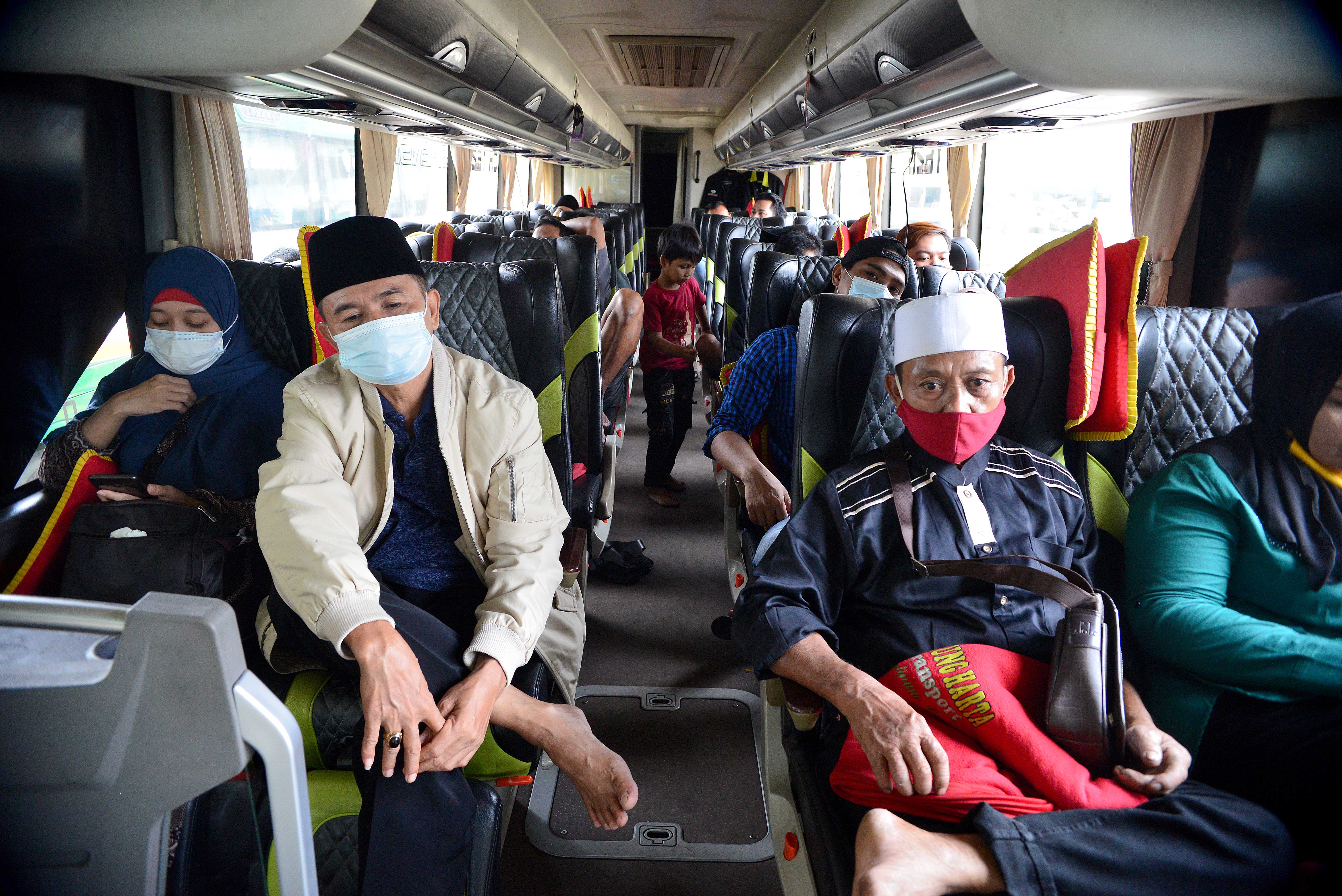Keberangkatan para penumpang melalui terminal terpadu Pulo Gebang , Cakung, Jakarta Timur,  Senin (19/04/2021). 
