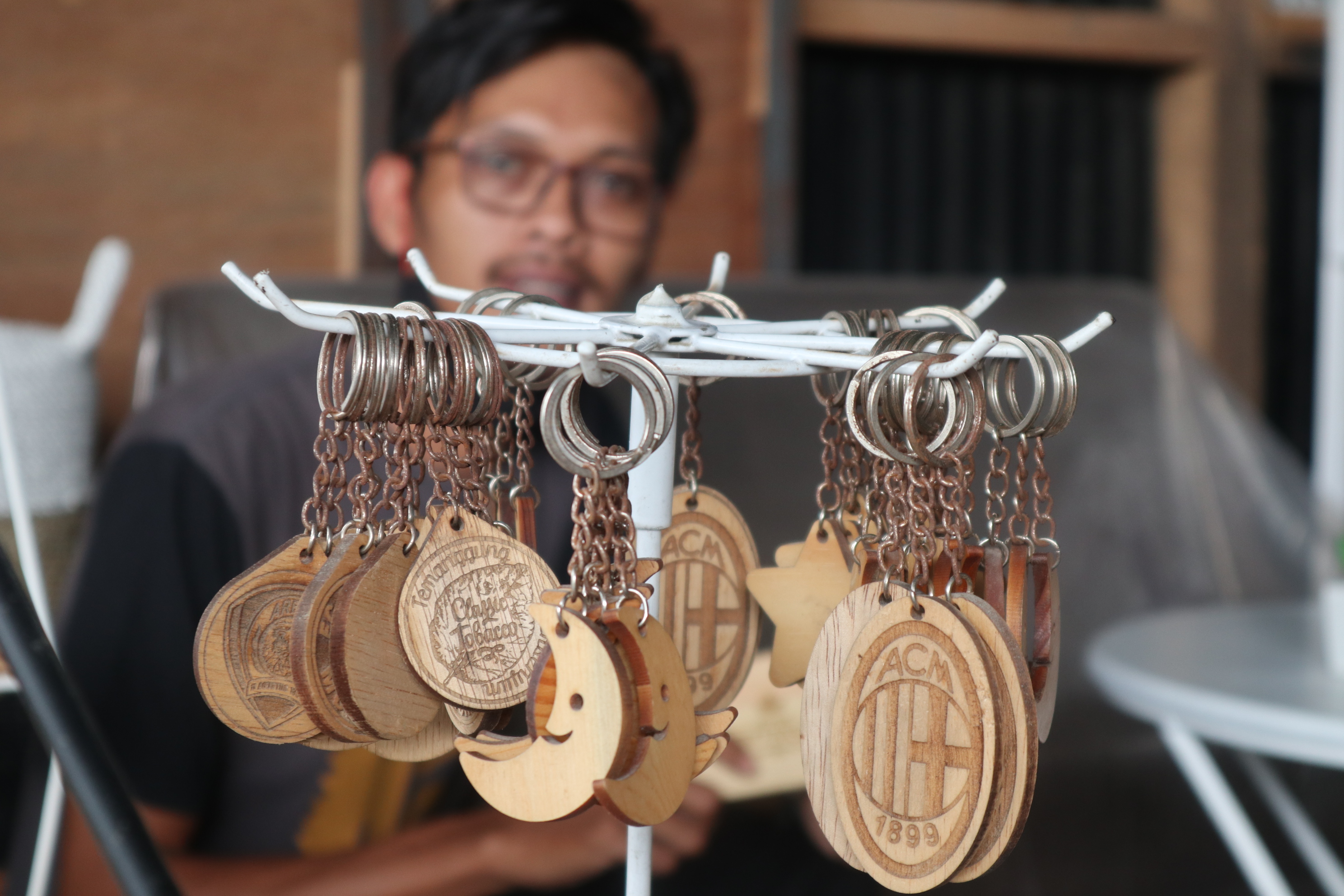 Kristiyanto,36, pemilik unit usaha Kayuki menunjukan produk kerajinannya yang dibuat dari limbah kayu jati belanda bekas palet.