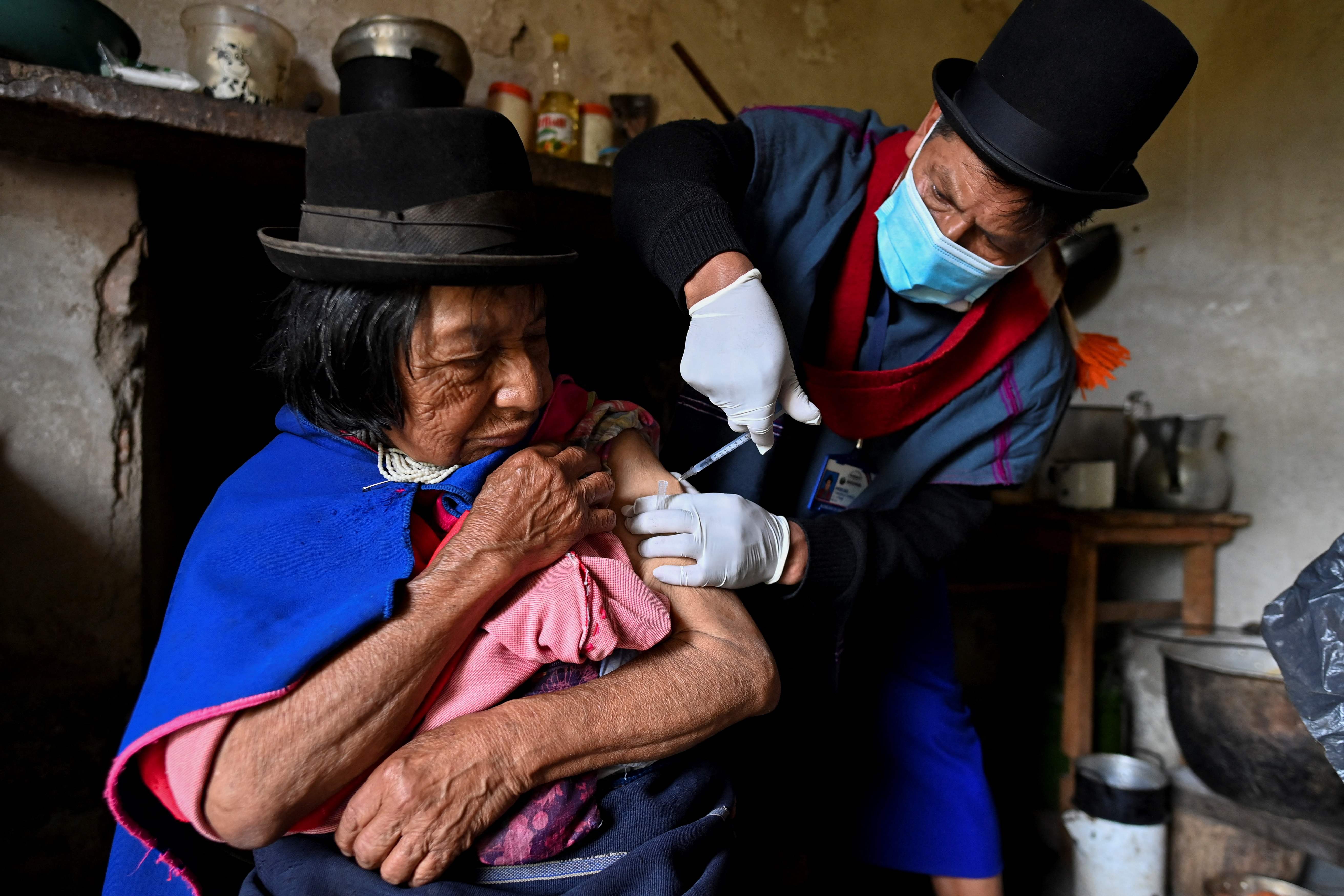  Warga Suku pedalaman Misak, Anselmo, Guambia, Colombia menerima vaksinasi covid-19 Sinovac.