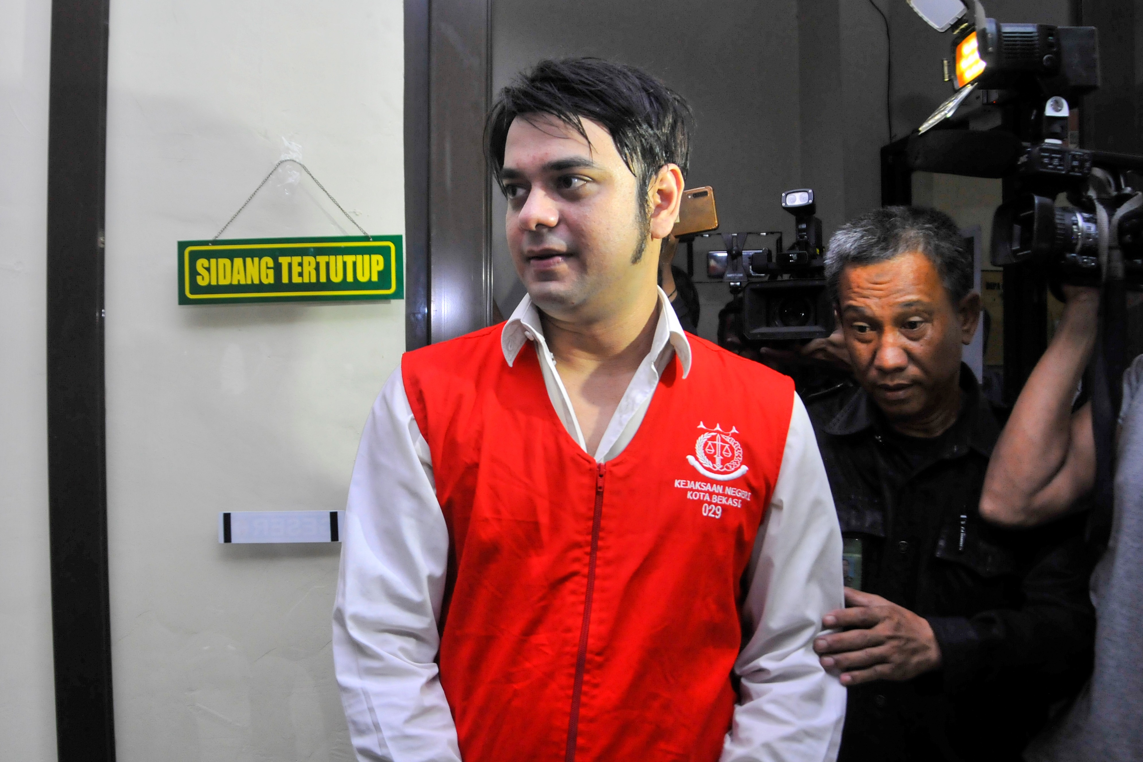 Artis Rio Reifan (kiri) berjalan menuju ruang sidang untuk mengikuti sidang putusan di Pengadilan Negeri, Bekasi, Jawa Barat, tahun lalu.
