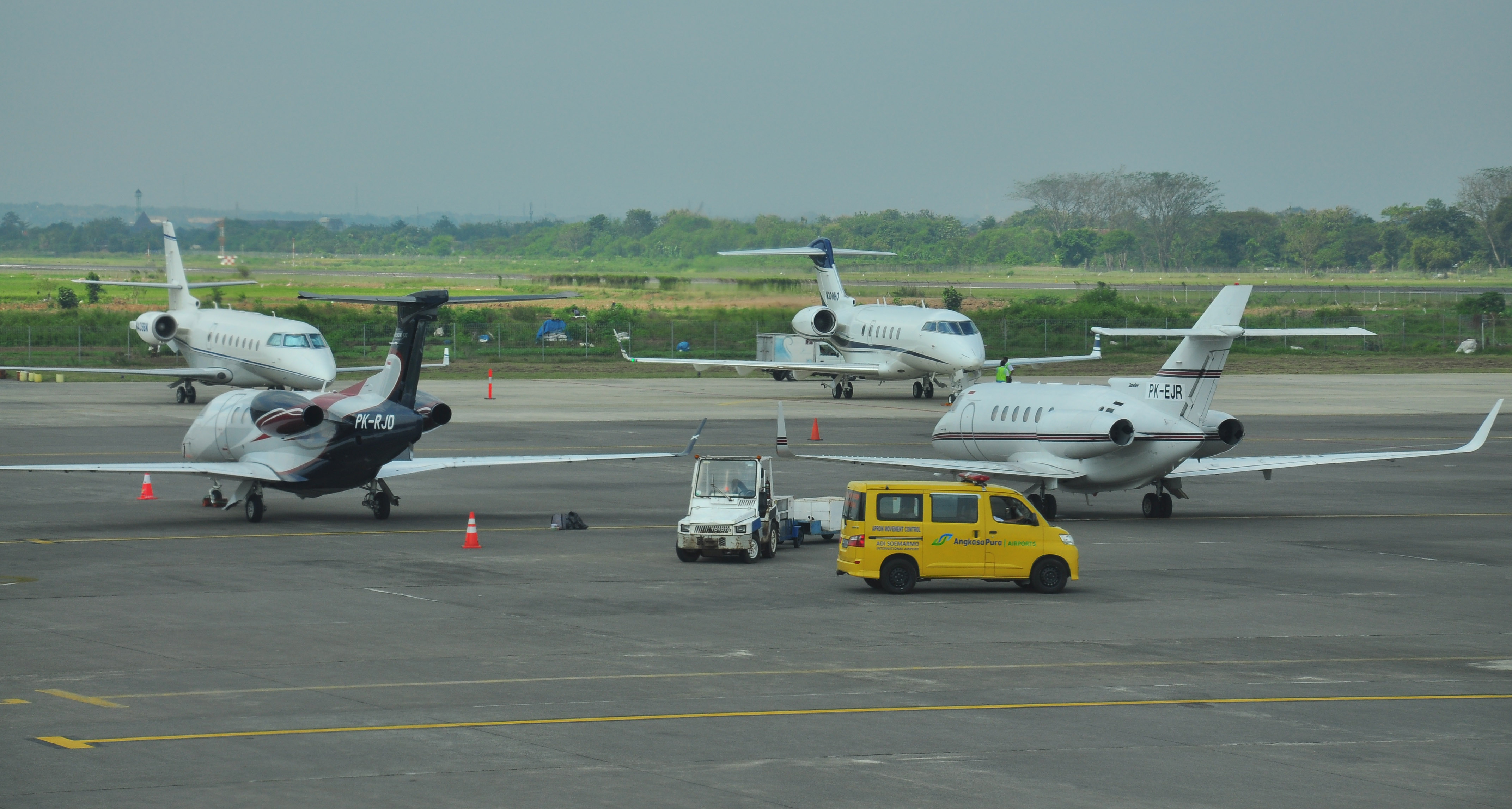 Kesibukan di Bandara Adi Soemarmo, Boyolali, Jawa Tengah.