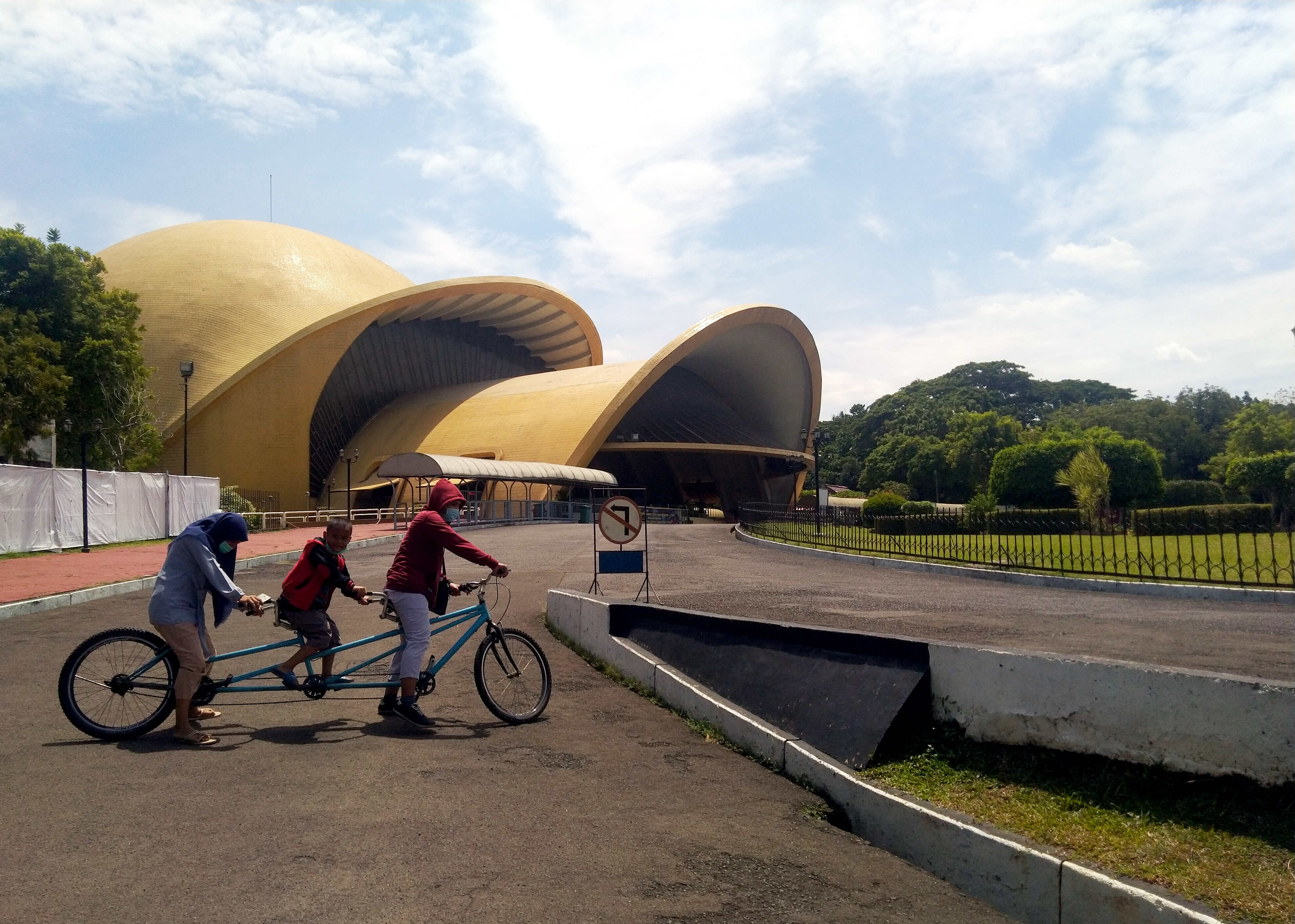 Warga saat menikmati kawasan wisata TMII, Jakarta.