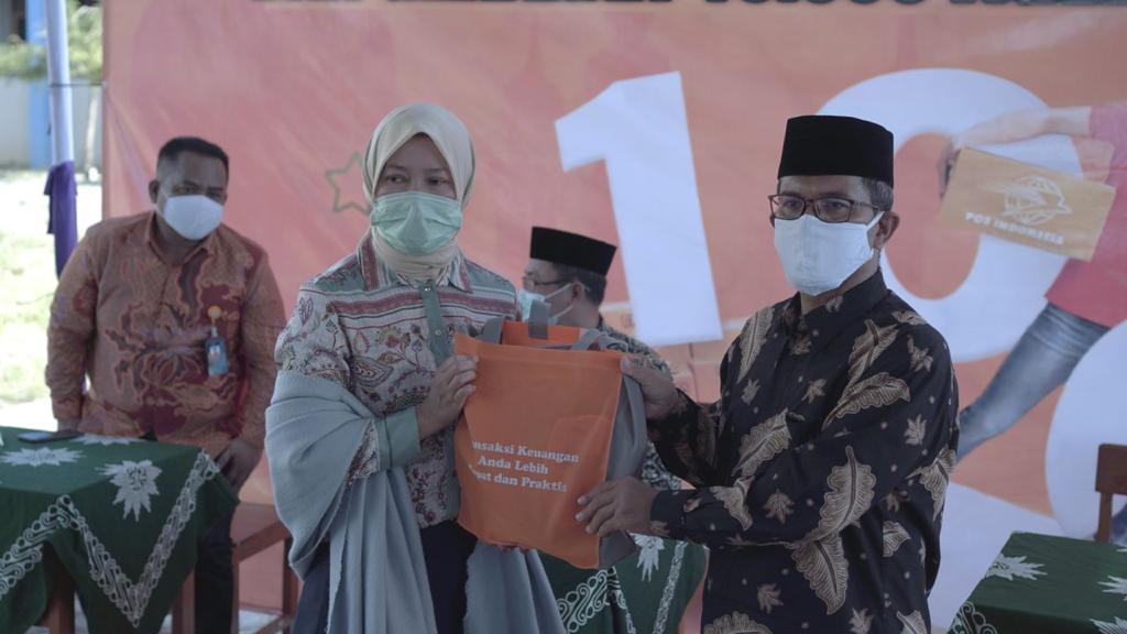 Direktur Bisnis Kurir dan Logistik PT Pos Indonesia Ana Siti Choirina dan Ustadz Hery Huzaery ST Pemilik Ponpes AsySyifa Muhammadiyah.