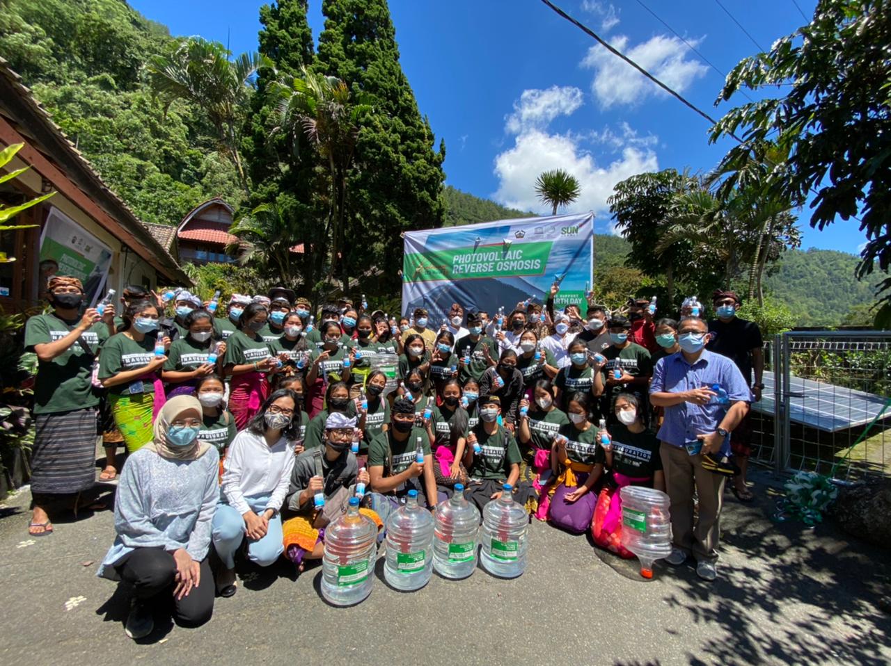 Pembagian 100 galon air minum layak konsumsi bersumber dari Danau Batur ke 48 pura di sekitar Danau Batur, Bali.