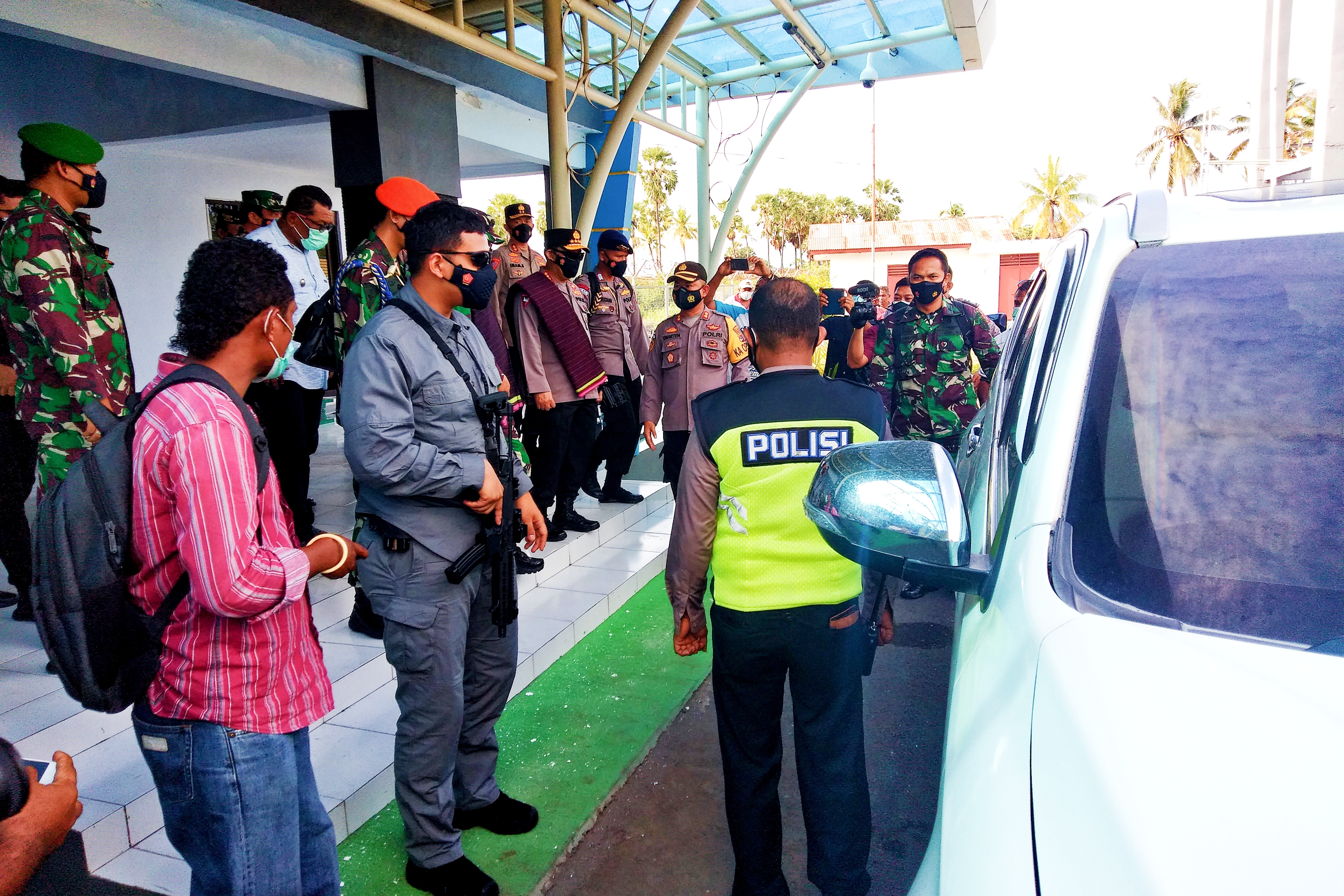 Kapolri dan Panglima TNI mengunjungi korban banjir bandang di NTT.